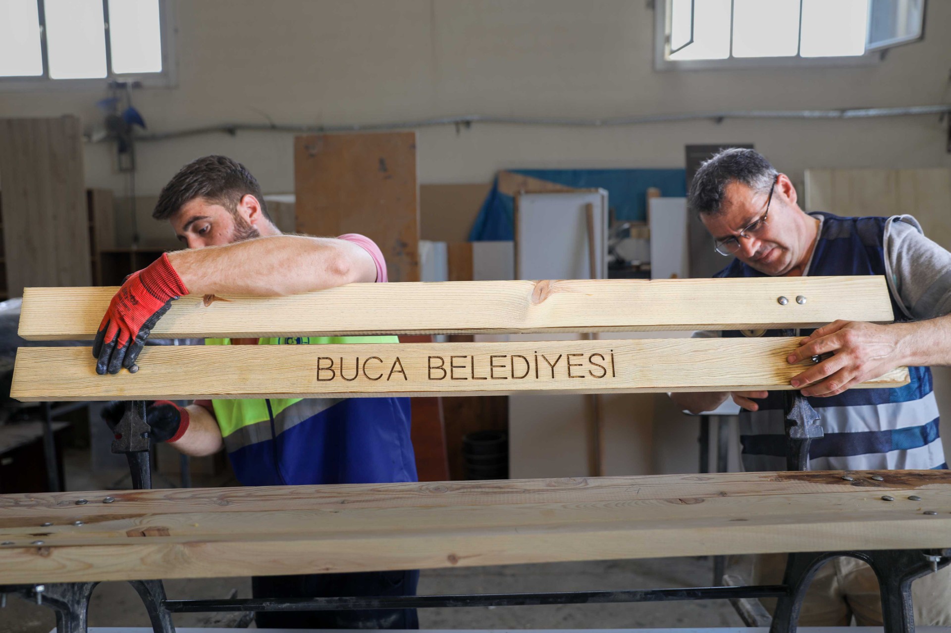 Buca’da ahşap atıklar kent mobilyasına dönüştürülüyor