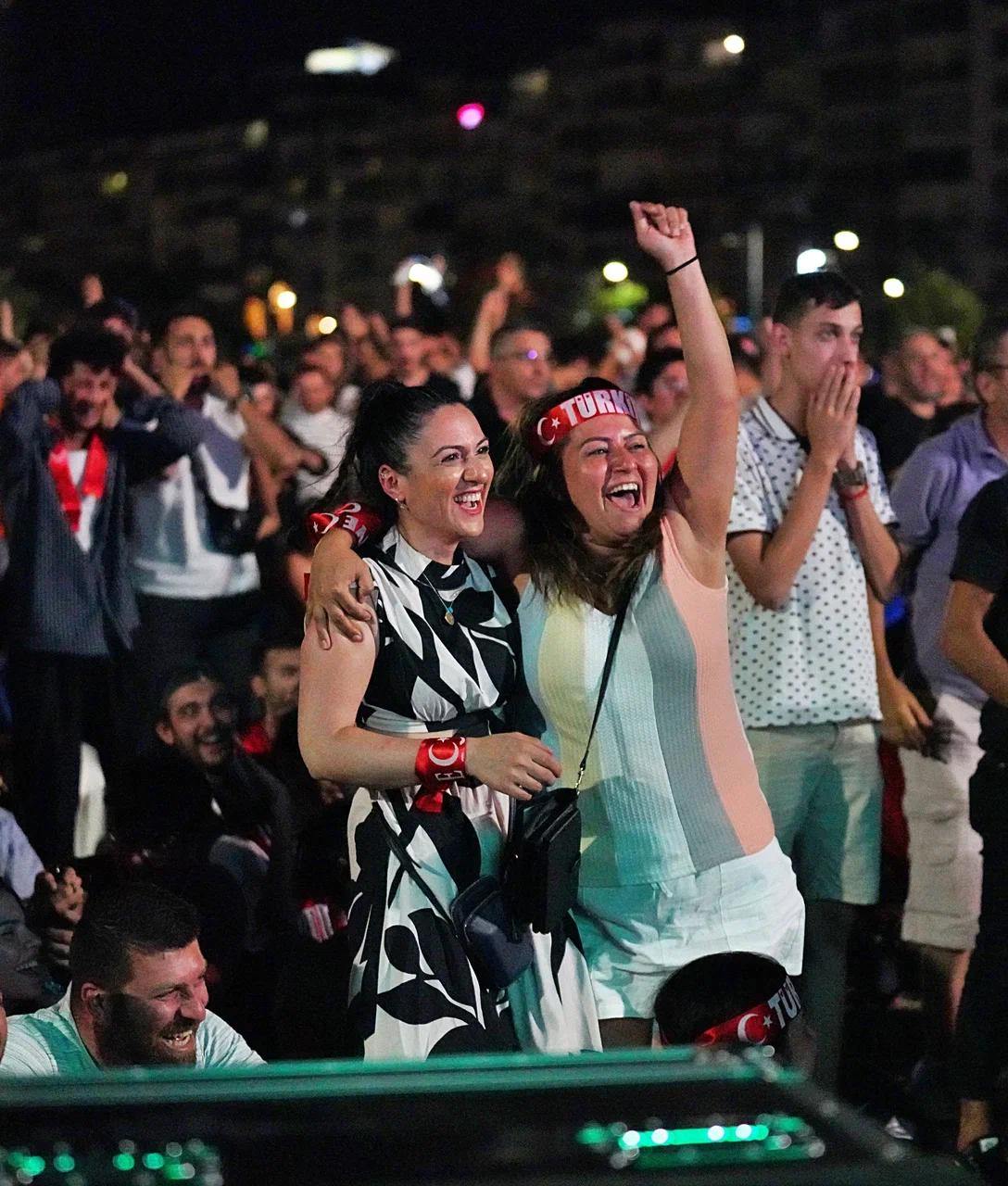 Milli Takım İzmirlileri sevince boğdu