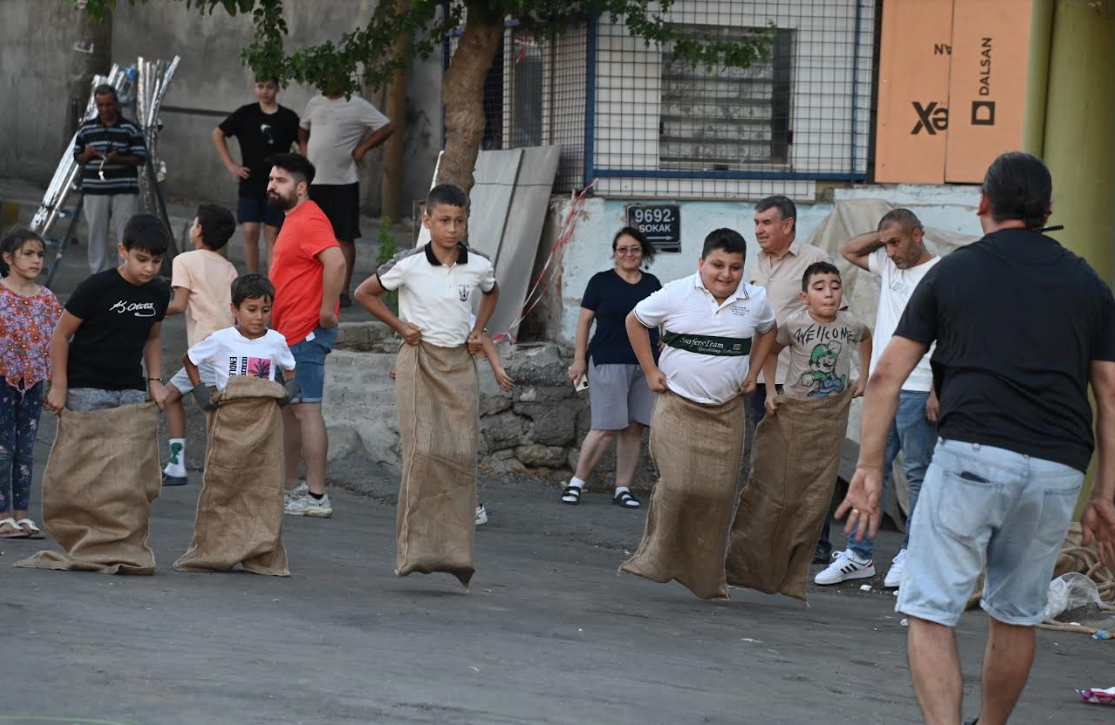 Karabağlar’ın sokakları neşe ve mutluluklar dolup taşıyor!