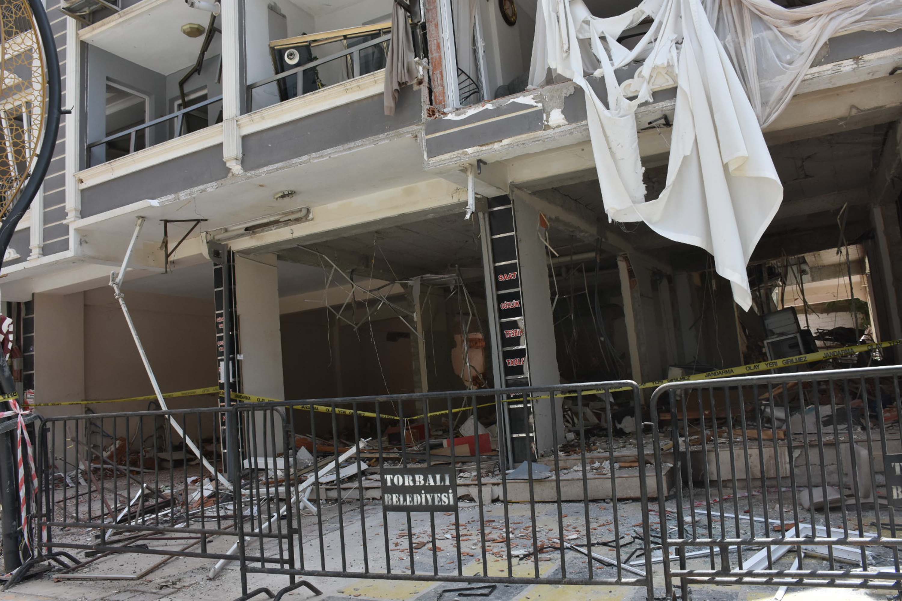 Patlamanın olduğu sokakta temizlik ve onarım