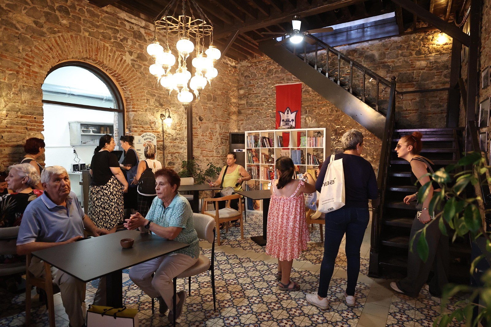 Konak Belediyesi emeklilerin yanında: ‘Mutluluk Kahvesi’ hizmete açıldı