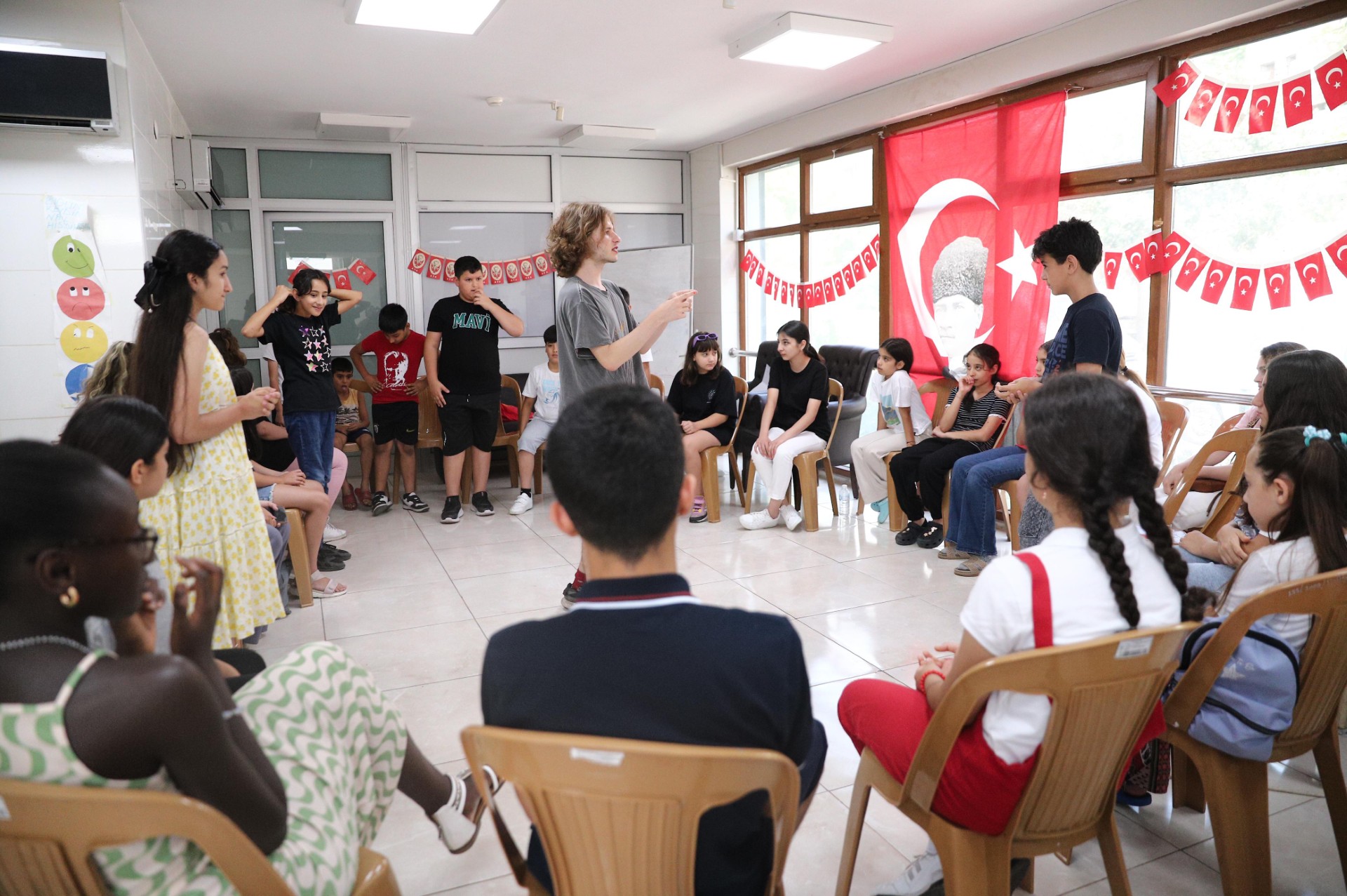 Konaklı çocuklar İngilizceyi eğlenerek öğreniyor