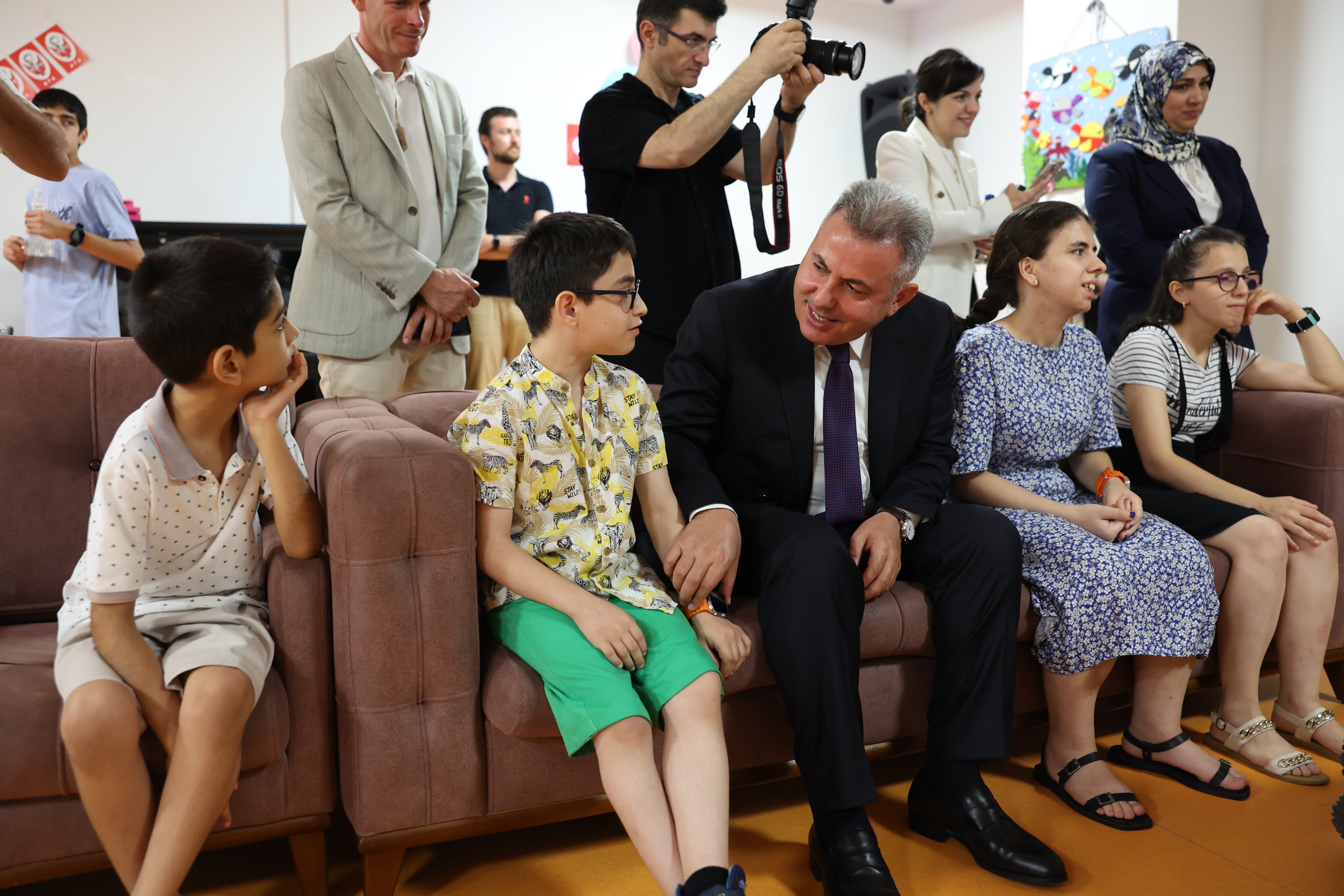 İzmir Valisi Elban ve Bakan Göktaş'tan Buca Huzurevi ve Özel Çocuklara Ziyaret