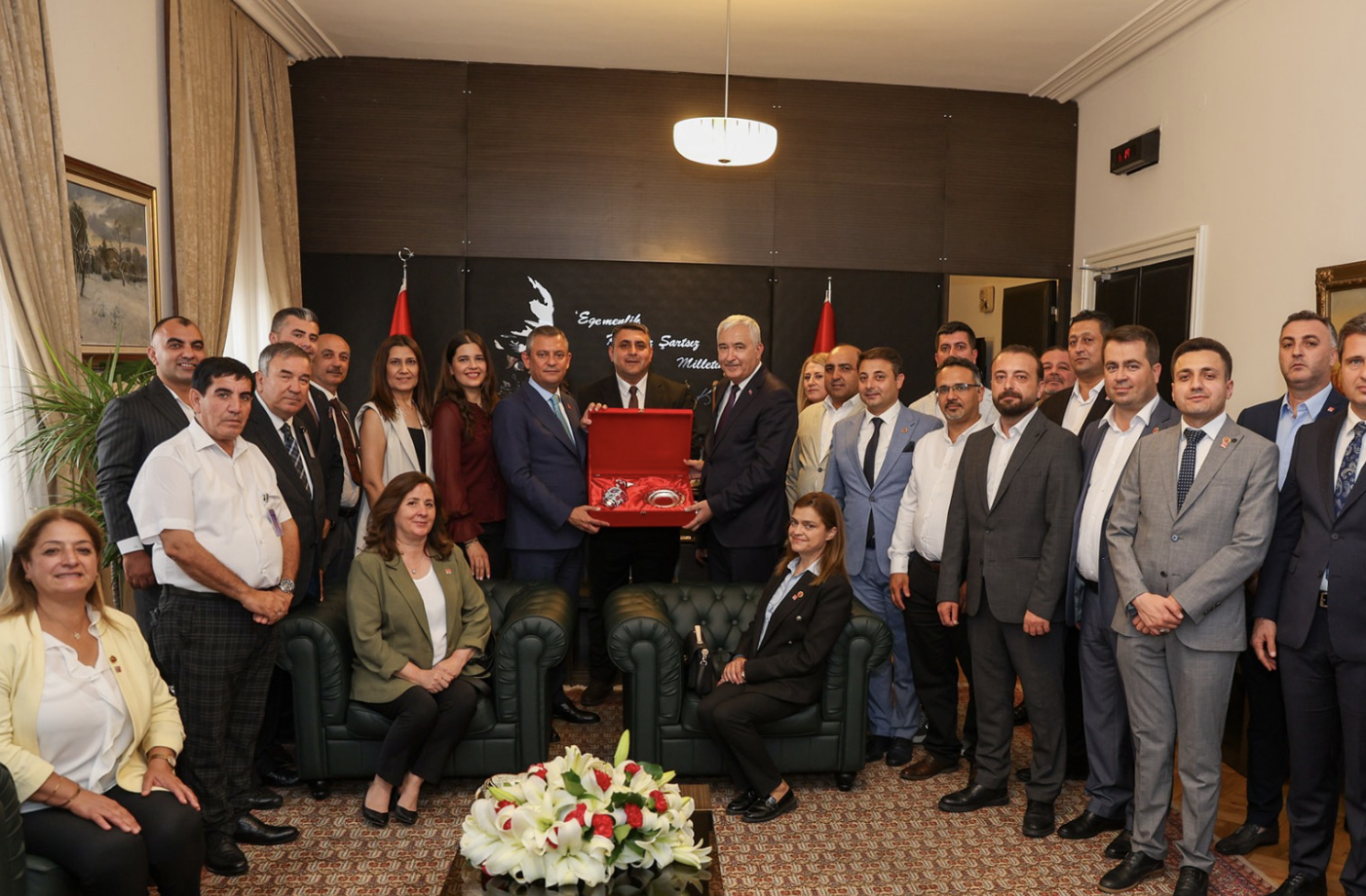 BAŞKAN TÜRKMEN ÖZGÜR ÖZEL'İ ZİYARET ETTİ