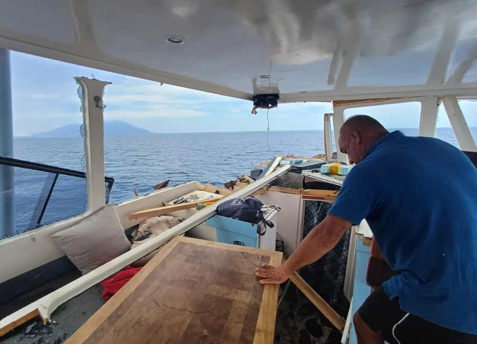 Yunan Sahil Güvenlik botu, Türk balıkçı teknesine çarptı