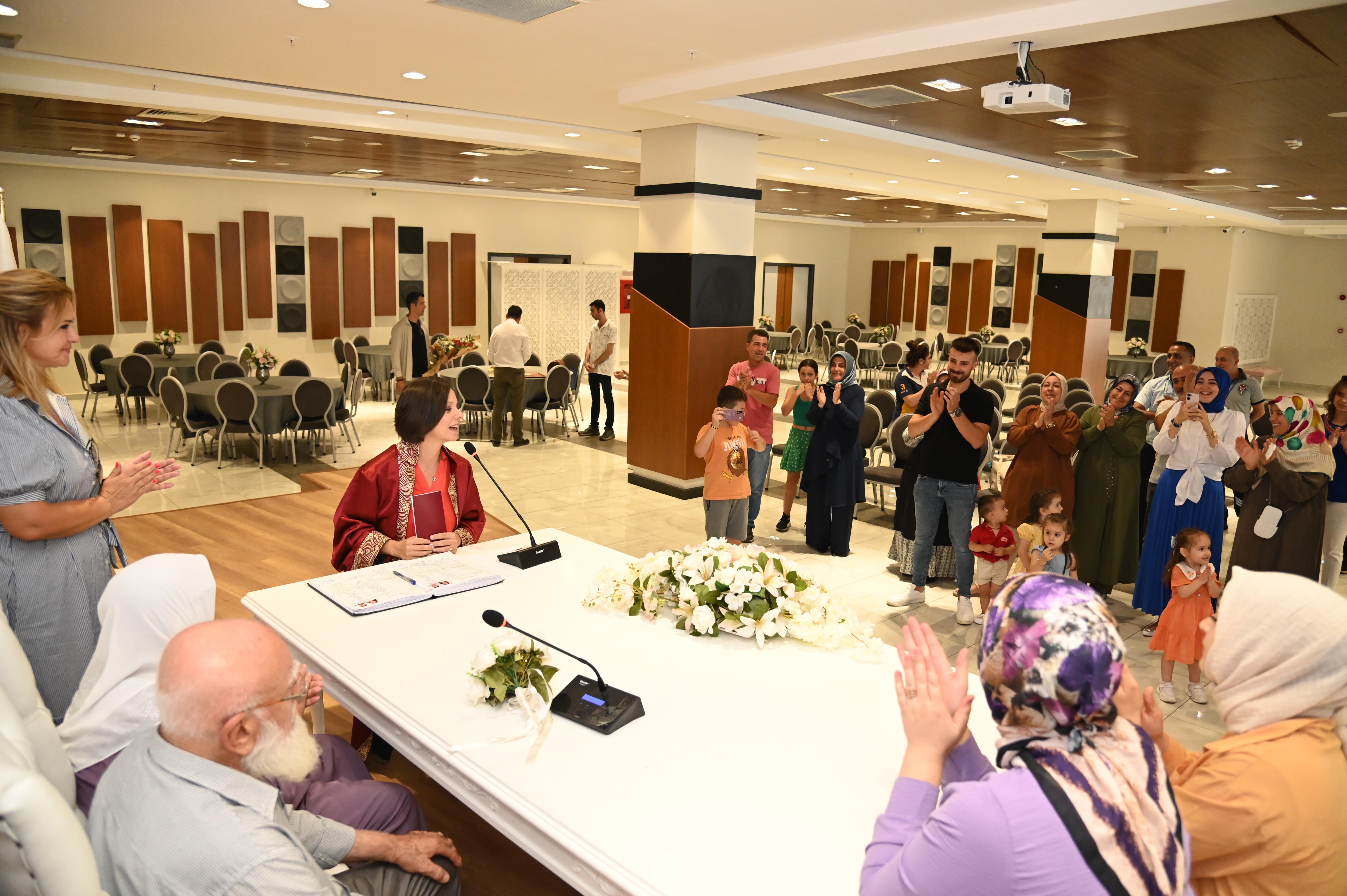 Başkan Kınay Karabağlar’ın en genç çiftinin nikahını kıydı