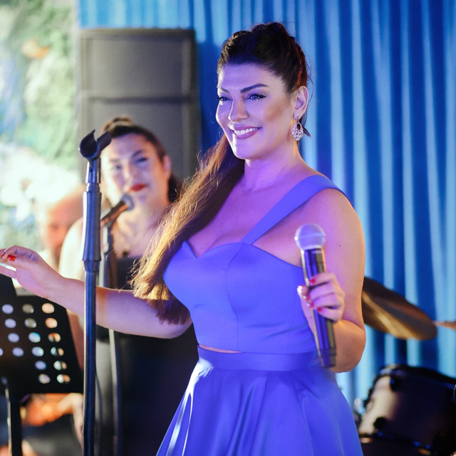 Urla'daki yangın ormanı küle çevirdi! Ünlü şarkıcının evi alevler arasında kaldı