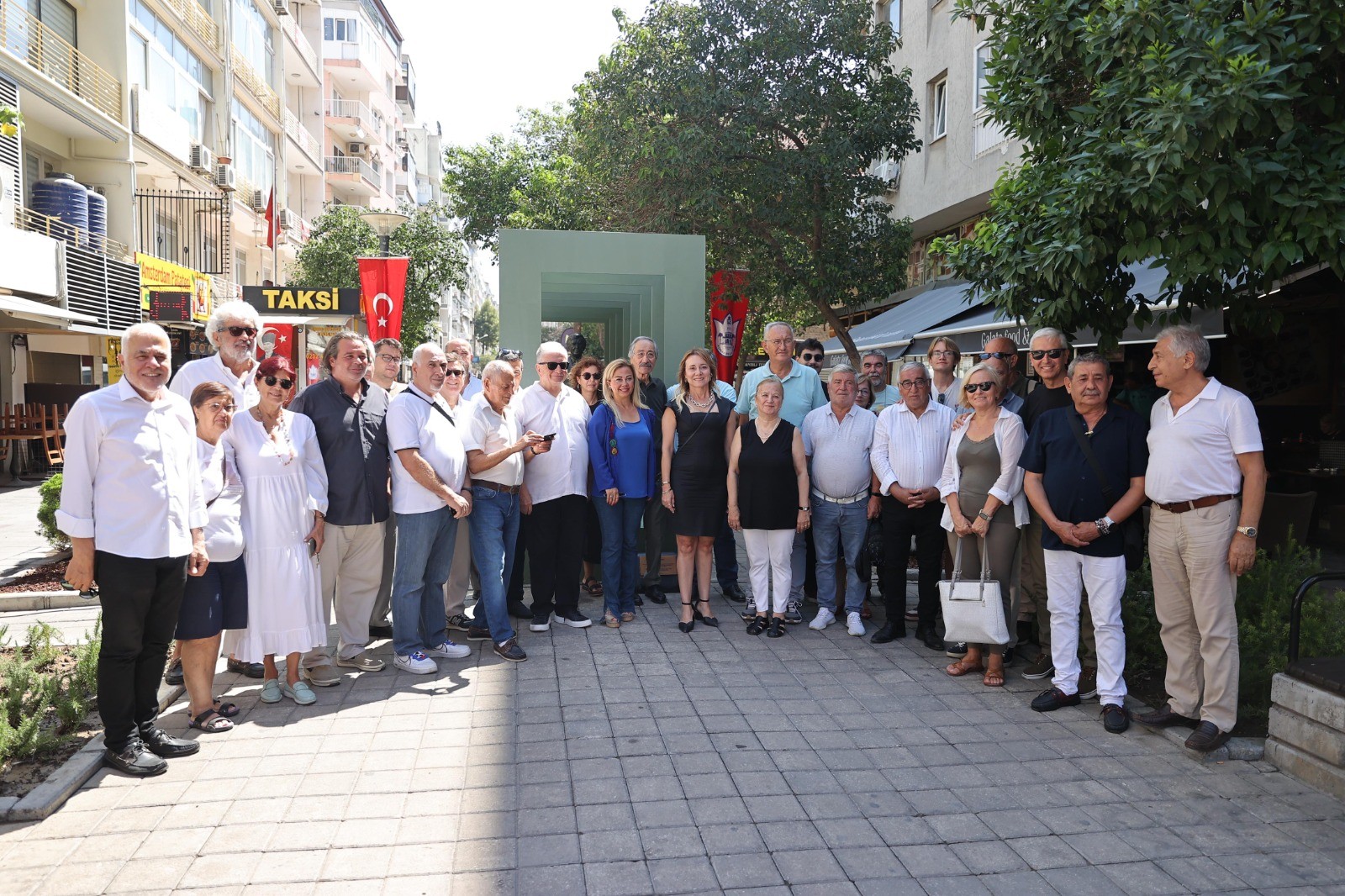 Usta gazeteci İsmail Sivri Alsancak’taki heykeli önünde anıldı