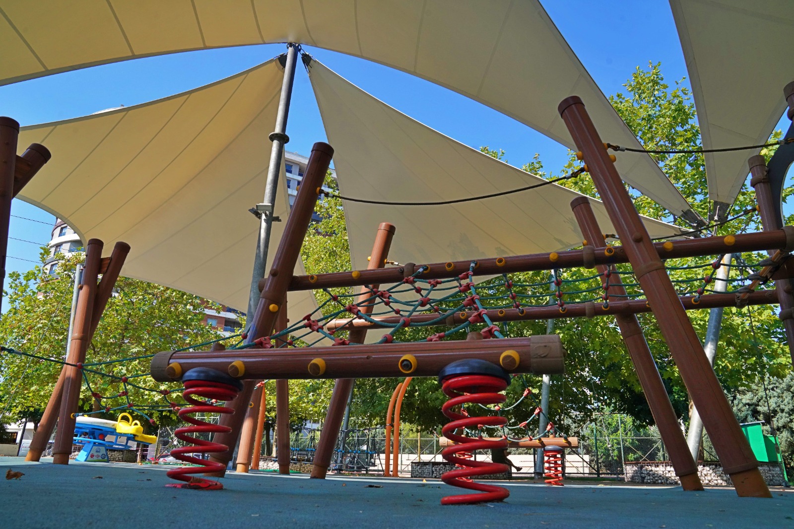 Parklarda bakım onarım ve zemin yenileme çalışması