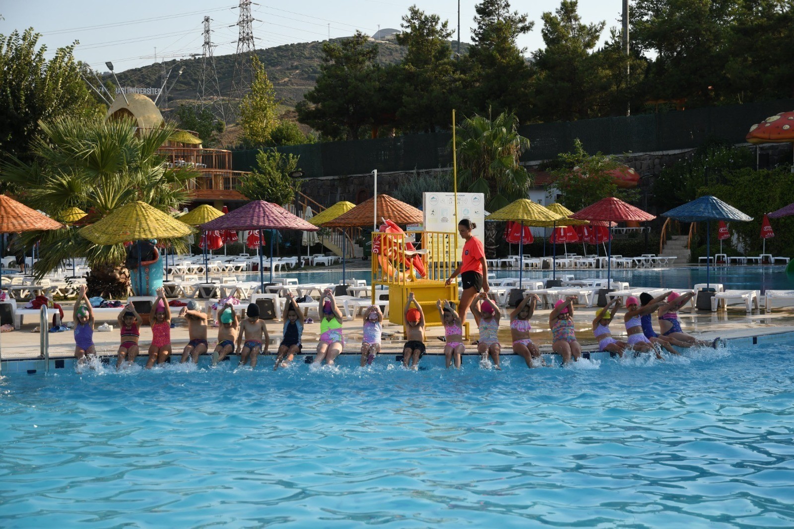 Karabağlar Belediyesi’nden çocuklara yüzme eğitimi