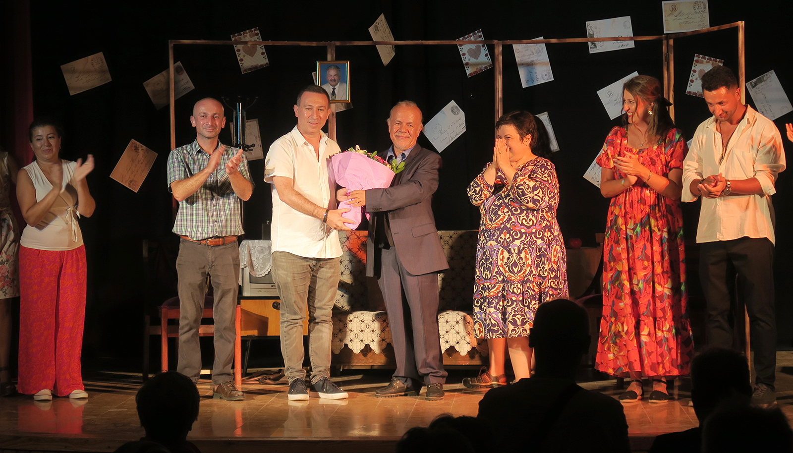 FOÇA BELEDİYE TİYATROSU ‘RUMUZ GONCAGÜL’Ü SAHNELEDİ