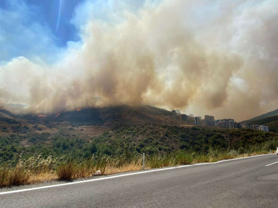BAKAN YUMAKLI YANGINLA İLGİLİ AÇIKLADI: iZMİR’i TEHDiT EDECEK BiR DURUM YOKTUR