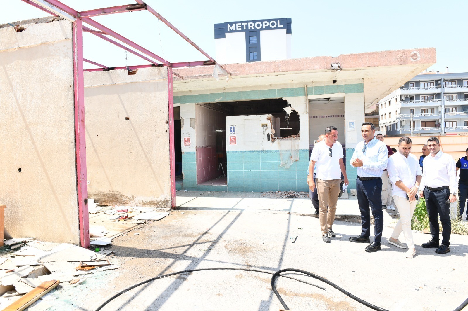 Çiğli'de Kaçak Yapının Yerine Yol ve Park