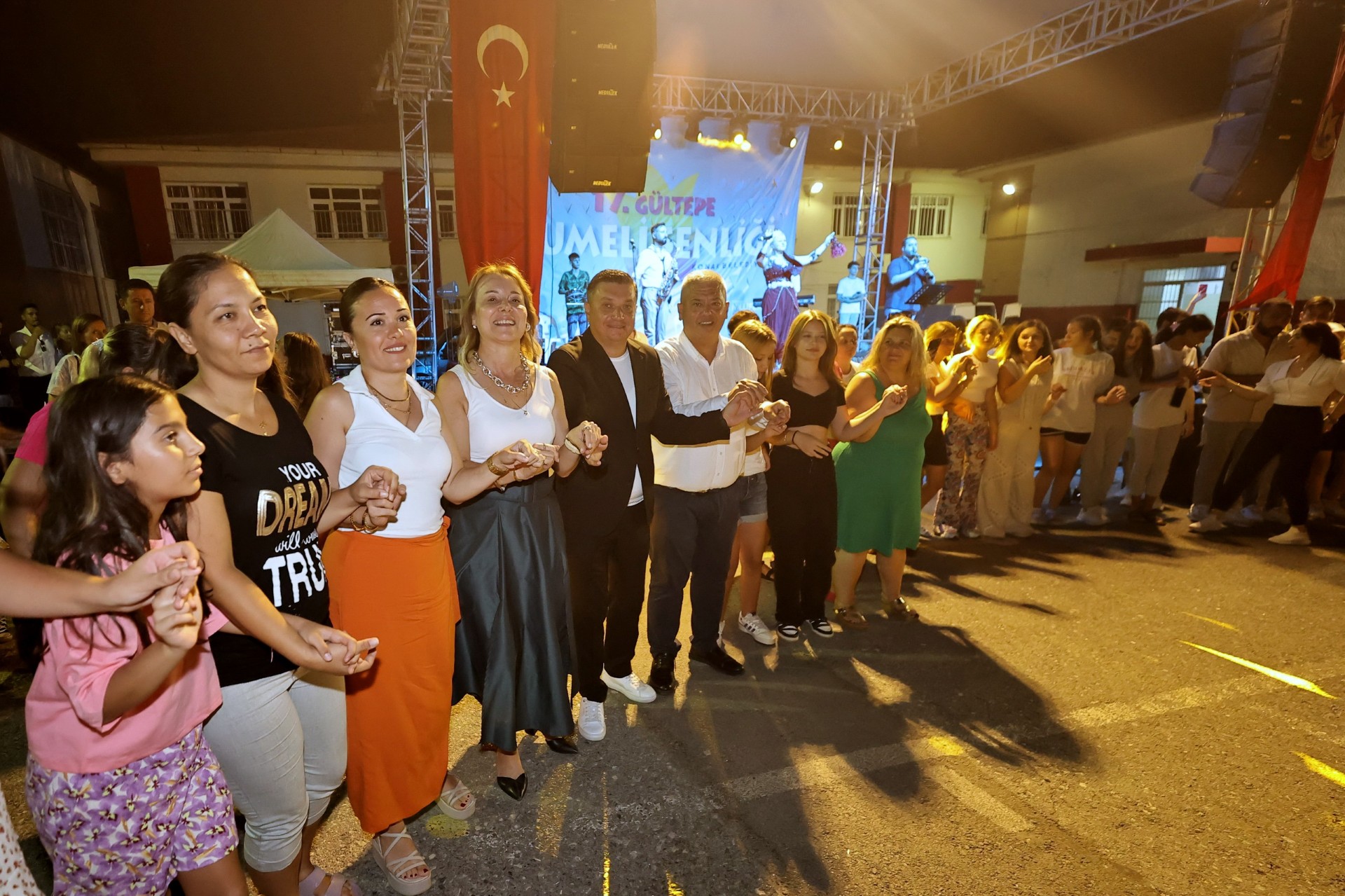 Gültepe’de Balkan rüzgarları esti: Başkan Mutlu’dan göçmen halayı