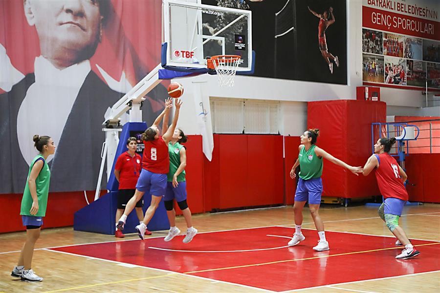 Bayraklı’da yaz spor okullarına büyük ilgi 19 kursa 4 bin 200 kişi katıldı