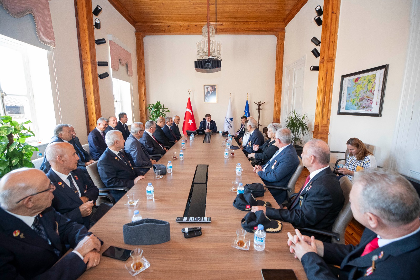 Başkan Tugay gazi derneklerini makamında ağırladı “Bizim için değerlisiniz”