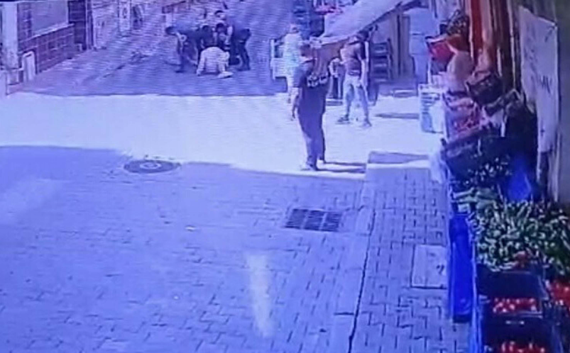 İzmir'de polisleri tehdit eden satırlı bipolar hastası etkisiz hale getirildi