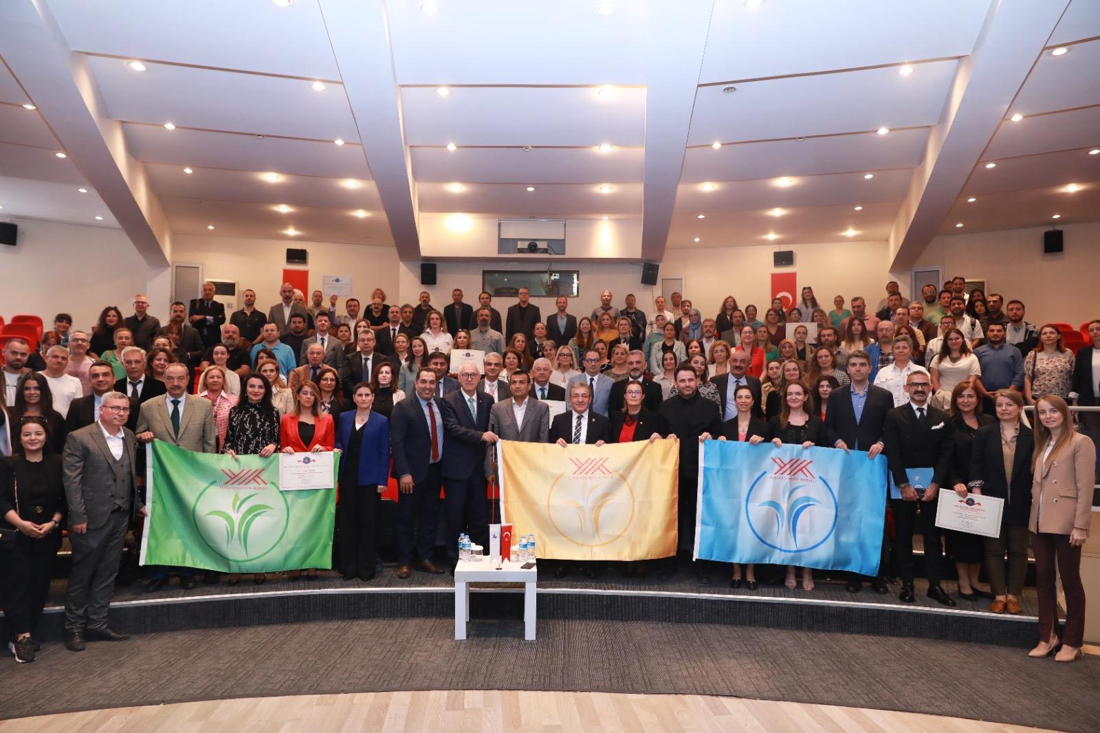 DEÜ, ENGELSİZ ÜNİVERSİTE ÖDÜLLERİ'Nİ KUTLADI: 17 BAŞARI ÖDÜLÜ SAHİPLERİNE TESLİM EDİLDİ