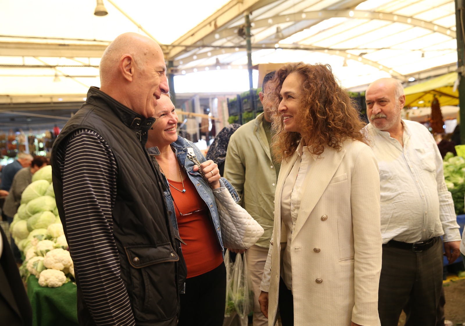 Başkan Ünsal pazar yerinde esnaf ve vatandaşla buluştu