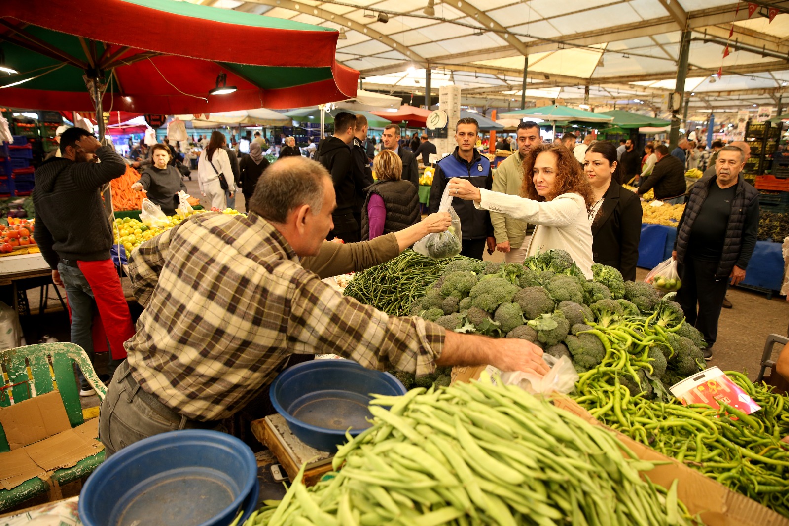 Başkan Ünsal pazar yerinde esnaf ve vatandaşla buluştu