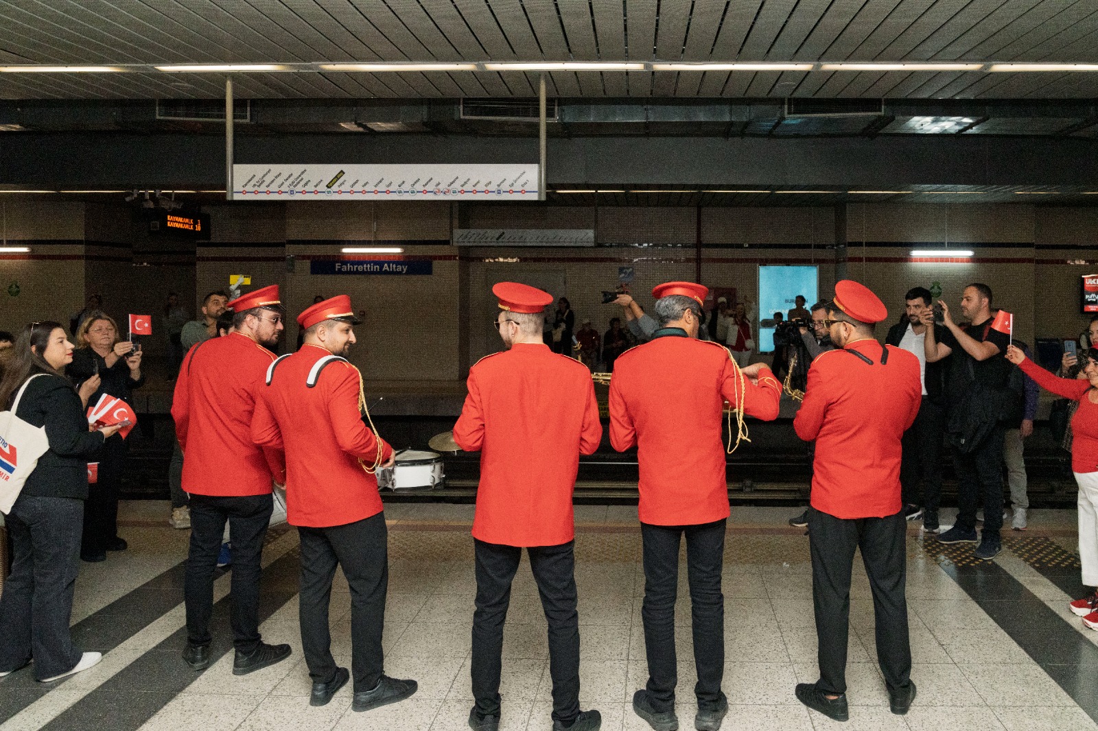 İzmir Metrosu'nda 29 Ekim kutlaması