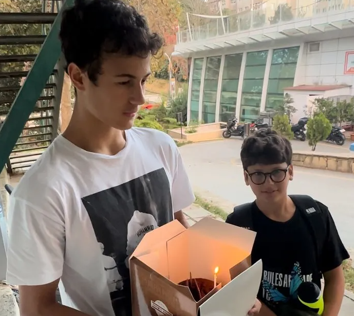 Ünlü şarkıcı Emre Altuğ oğlu Kuzey’in yeni yaşını böyle kutladı! “Ömrünüz boyunca kardeşinle birbirinize sarılın”