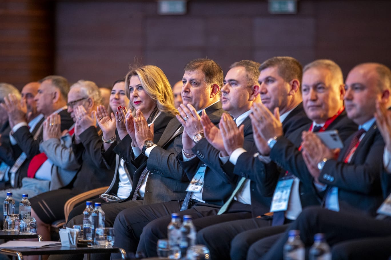 Başkan Tugay: Maalesef sağlık sistemimiz hasta