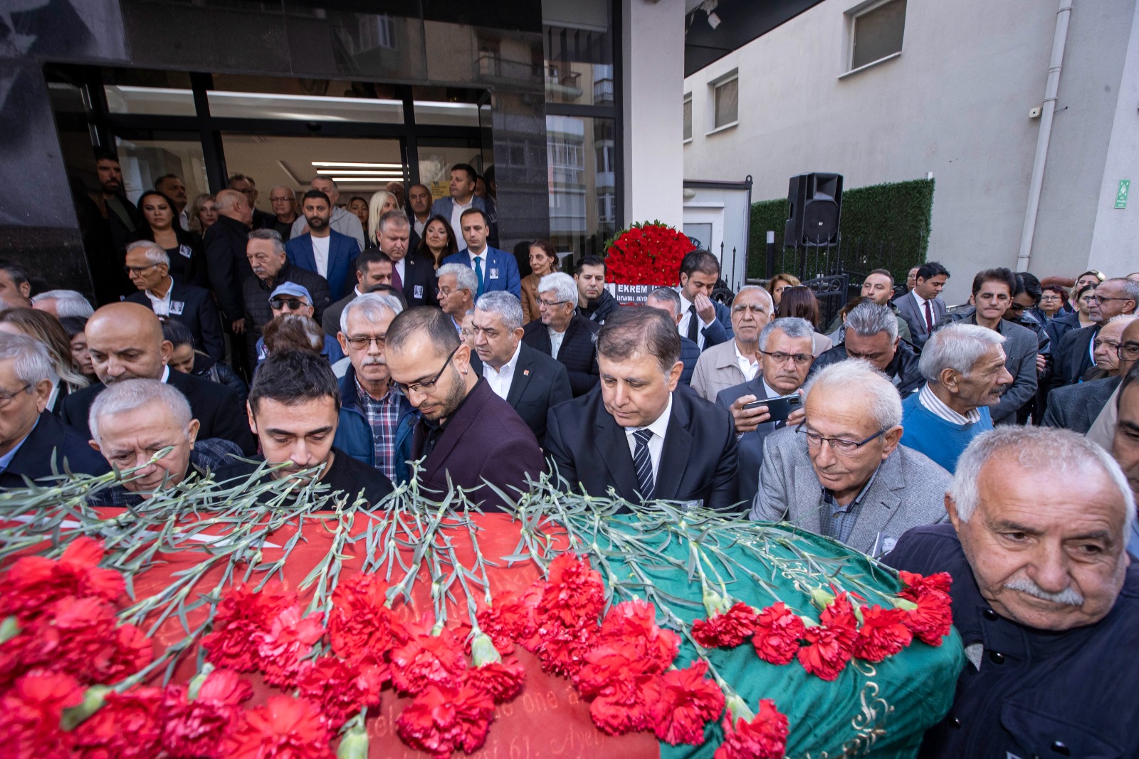 Selçuk Ayhan son yolculuğuna uğurlandı