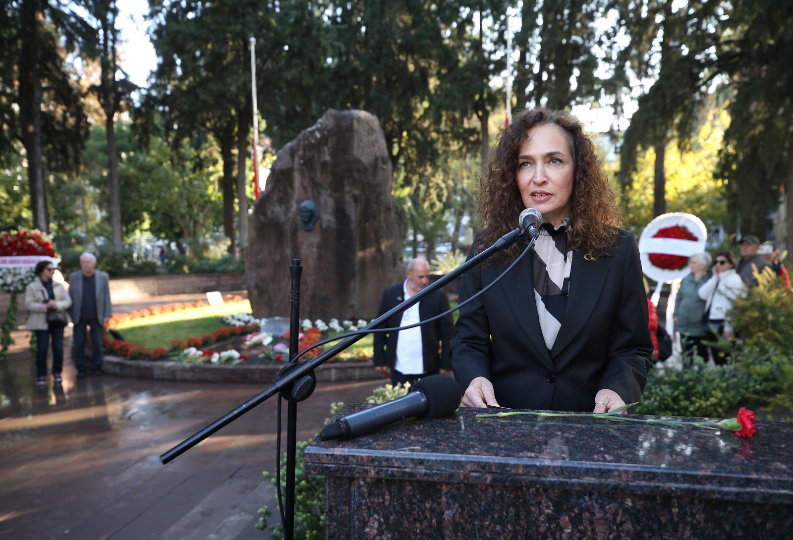 Karşıyaka’da hayat durdu; kalpler Atatürk için attı!