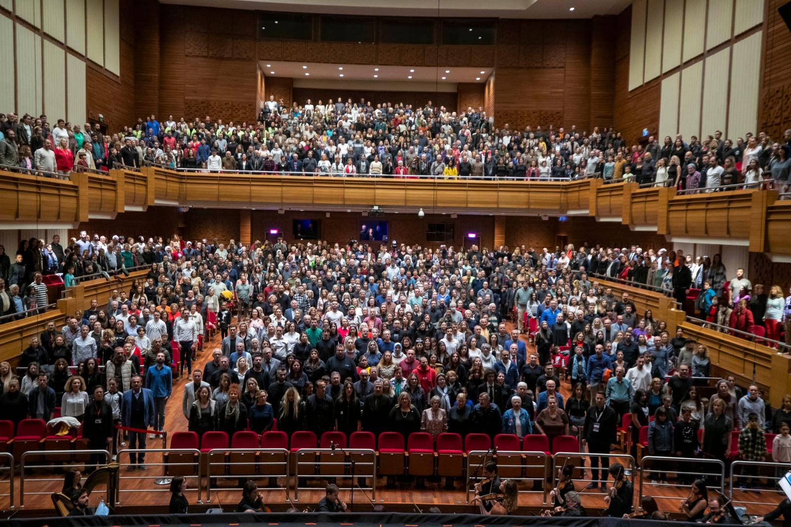 “Sensin Atatürk” ayakta alkışlandı