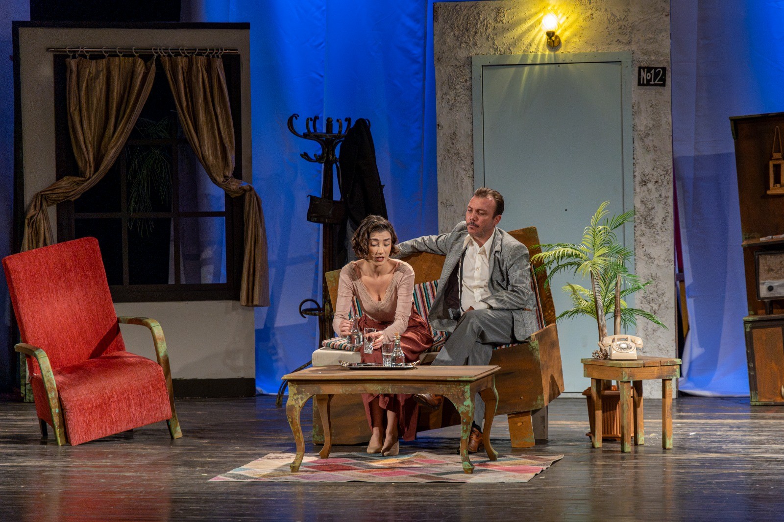 Karşıyaka Belediye Tiyatrosu'nun yeni oyunu seyirci karşısında