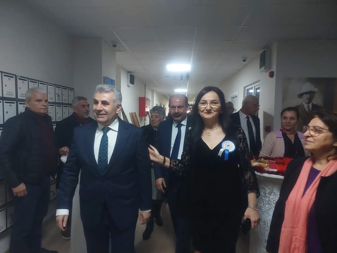 Karşıyaka'da Sanat Dolu Etkinlik: Şule Becer'in Resim Sergisi Açıldı