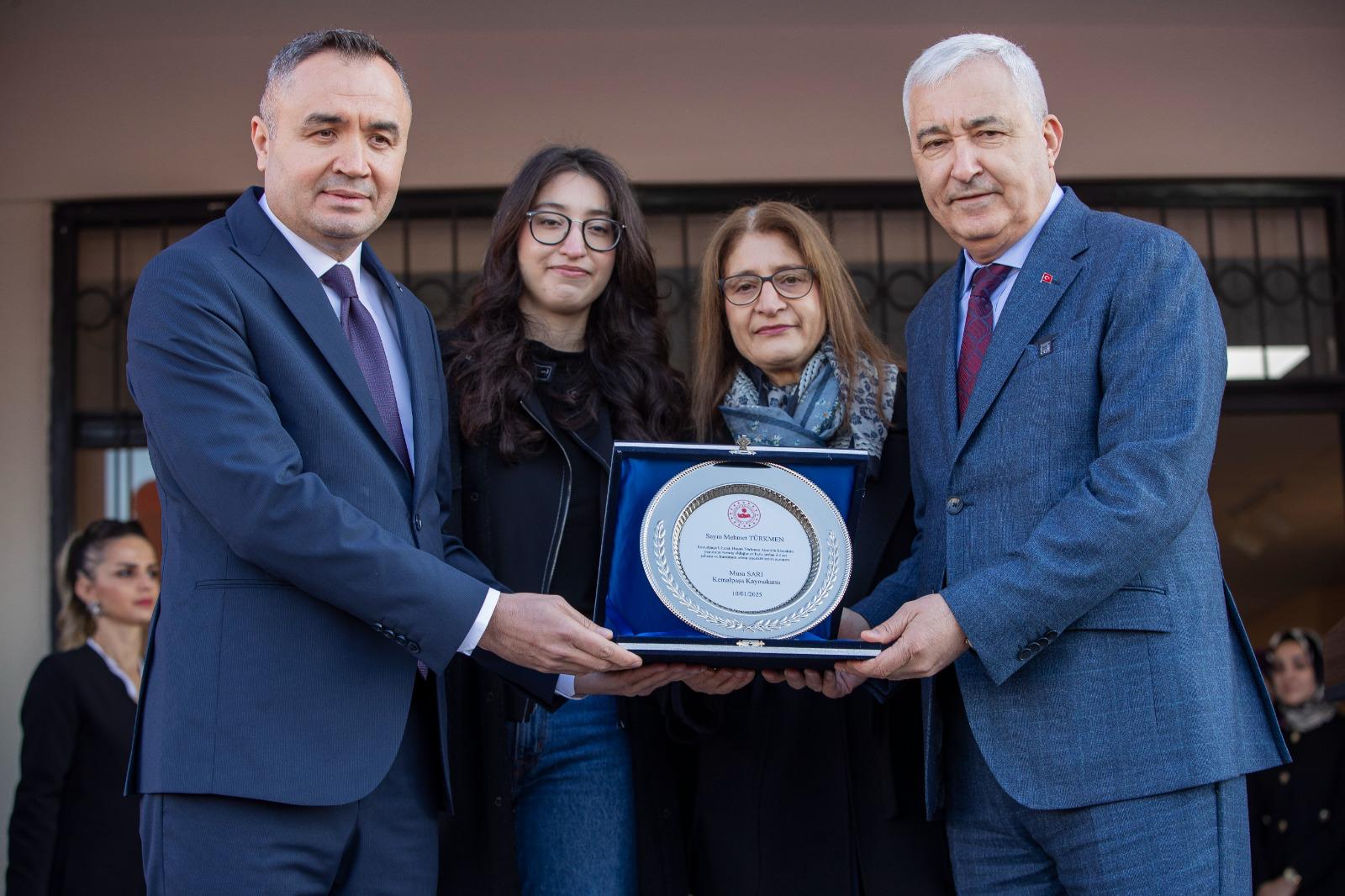 CHP Genel Başkanı Özgür Özel, Kemalpaşa'da okul ve kent lokantası açılışı yaptı