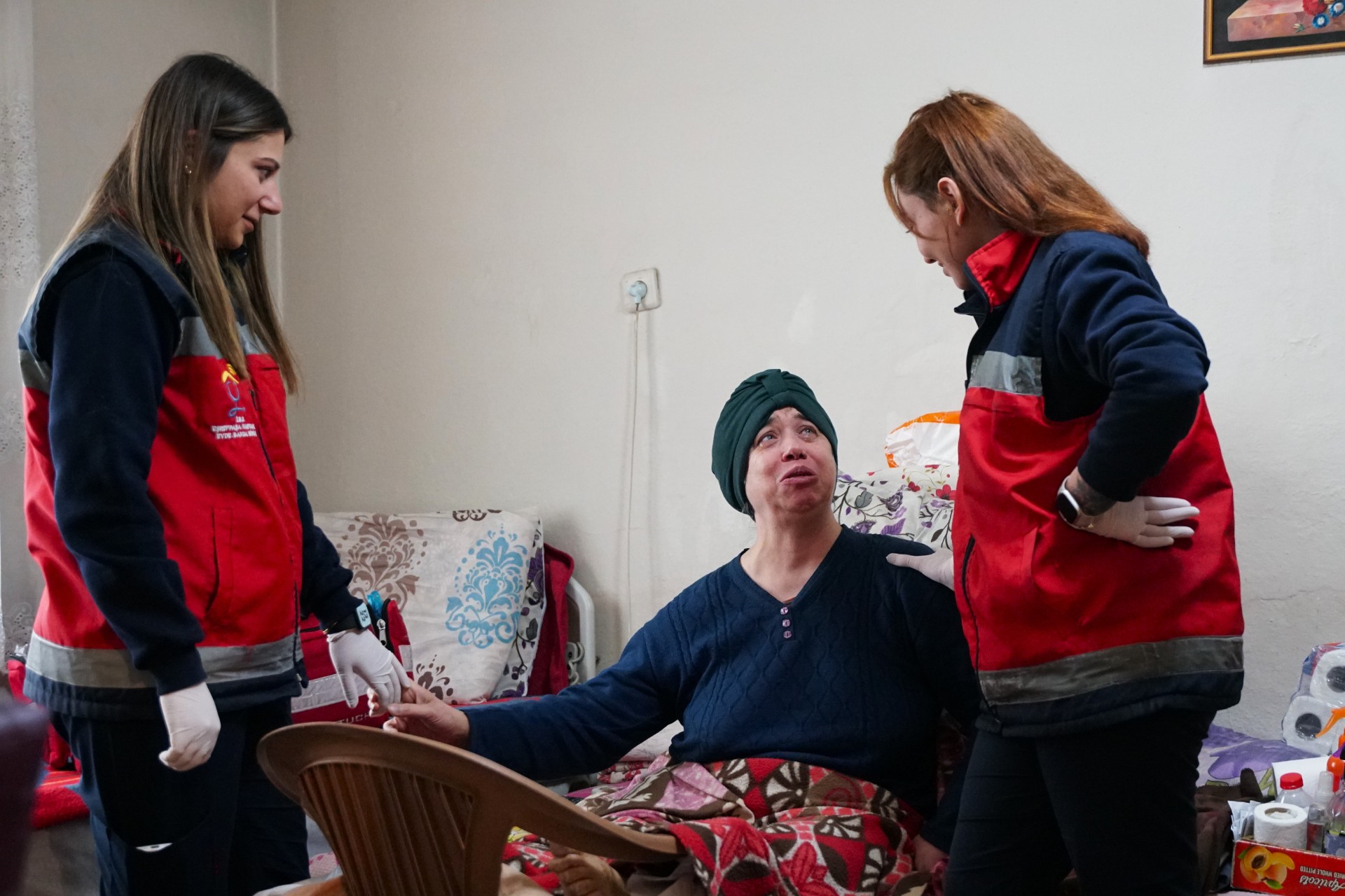 KEMALPAŞA’DA EVDE BAKIM HİZMETİ YÜZLERİ GÜLDÜRÜYOR