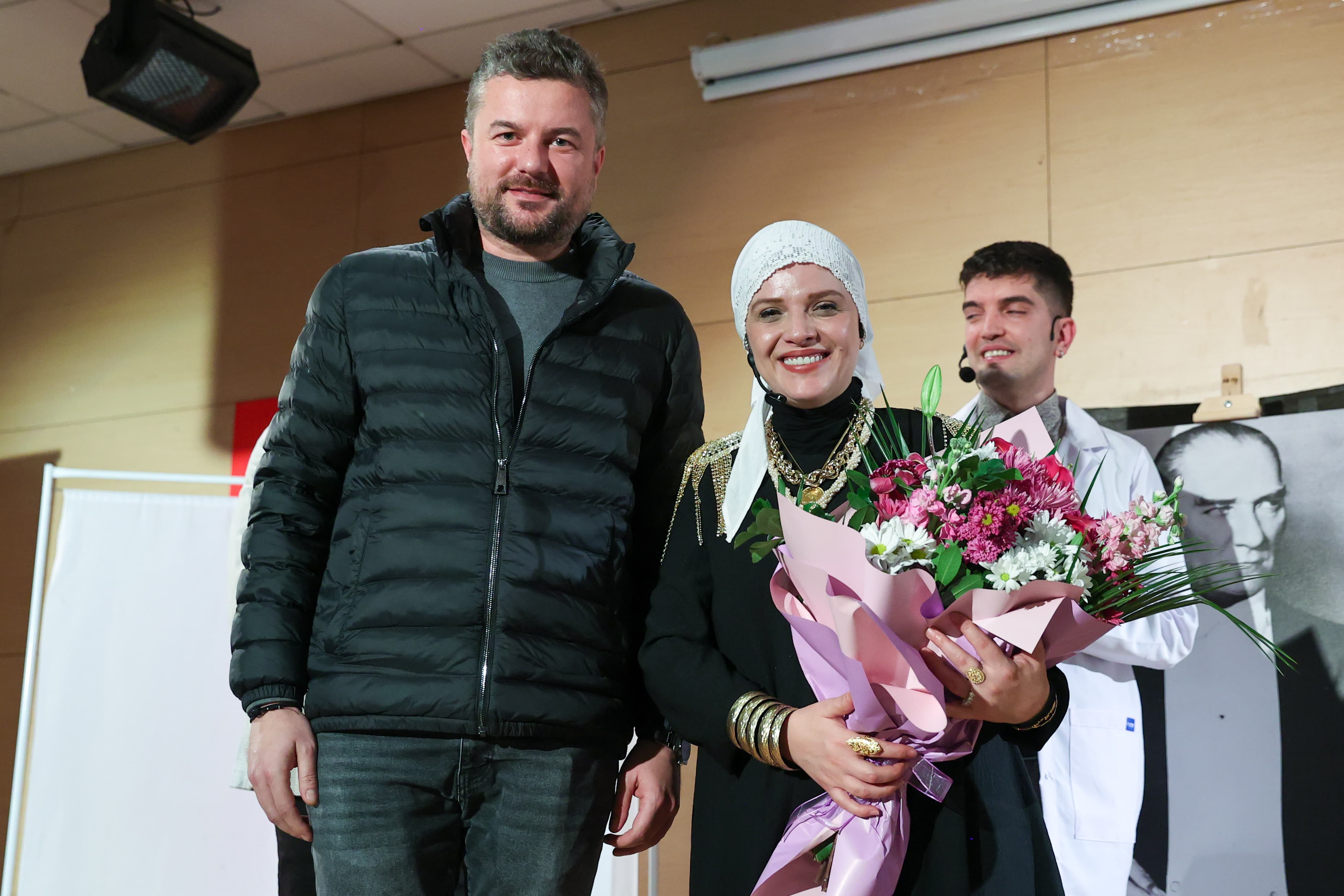 Buca’da sahnelenen Taksiratli Şekibe oyunu izleyenlerden tam not aldı