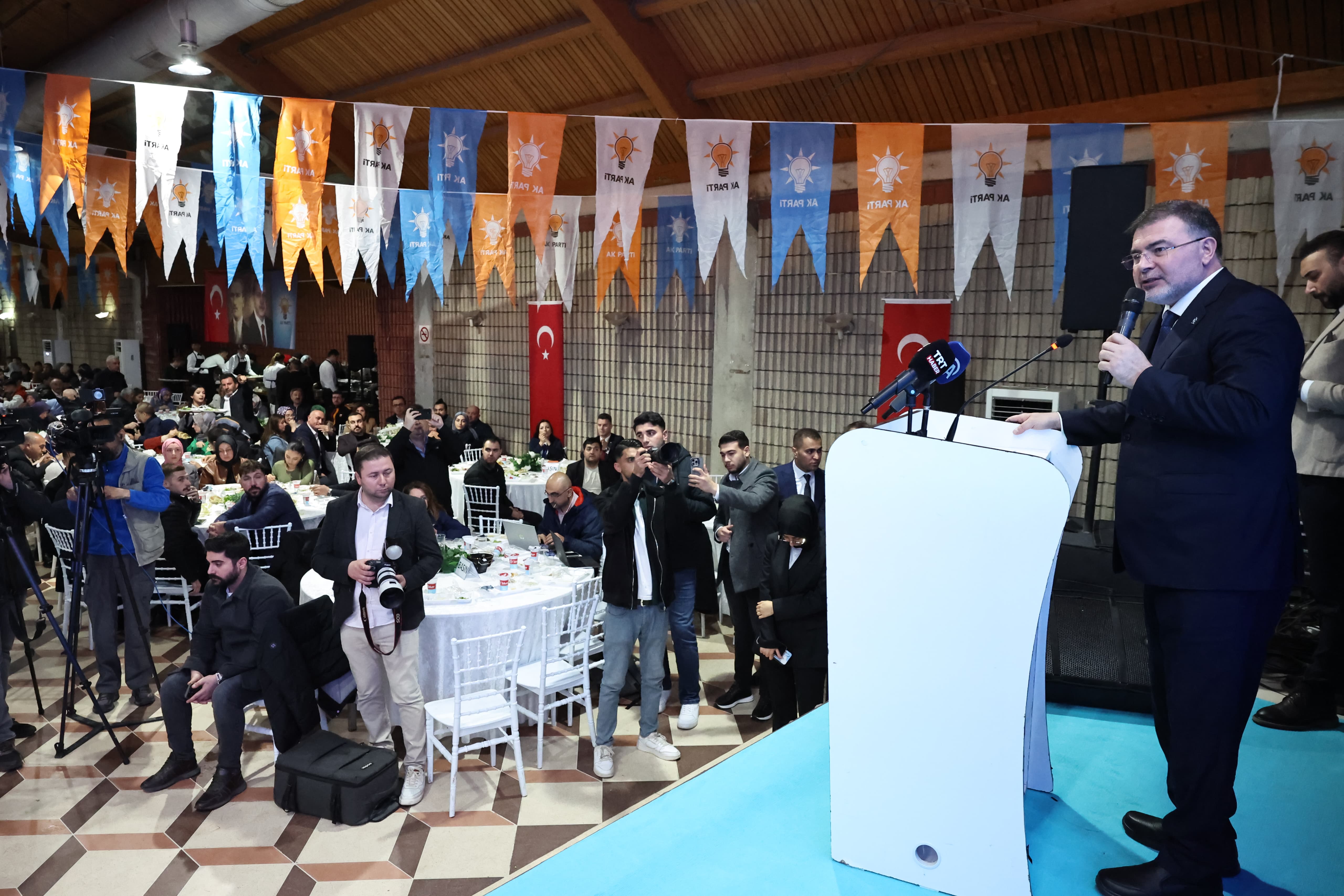 AK Parti İzmir İl Başkanı Bilal Sagyılı; ‘’Türkiye kabuğunu kırdı, izleyici ülke konumundan ‘aktör ve takip edilen ülke konumuna’ geldi’’ ‘’Türkiye, ‘Politika soyguncularının, belediye hortumcularının, kurultay hokkabazlarının’ gündemlerine takılmayacaktı