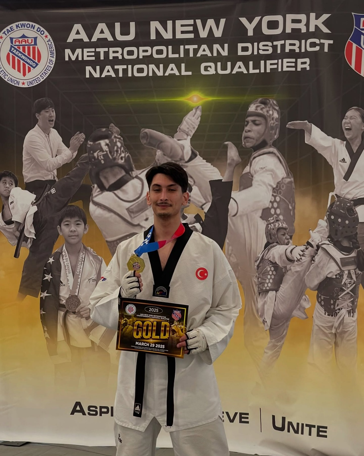 TÜRK TAEKWONDOCU MERTCAN DOLAMACI BAŞARILARIYLA AMERİKA’DA SES GETİRMEYE DEVAM EDİYOR.