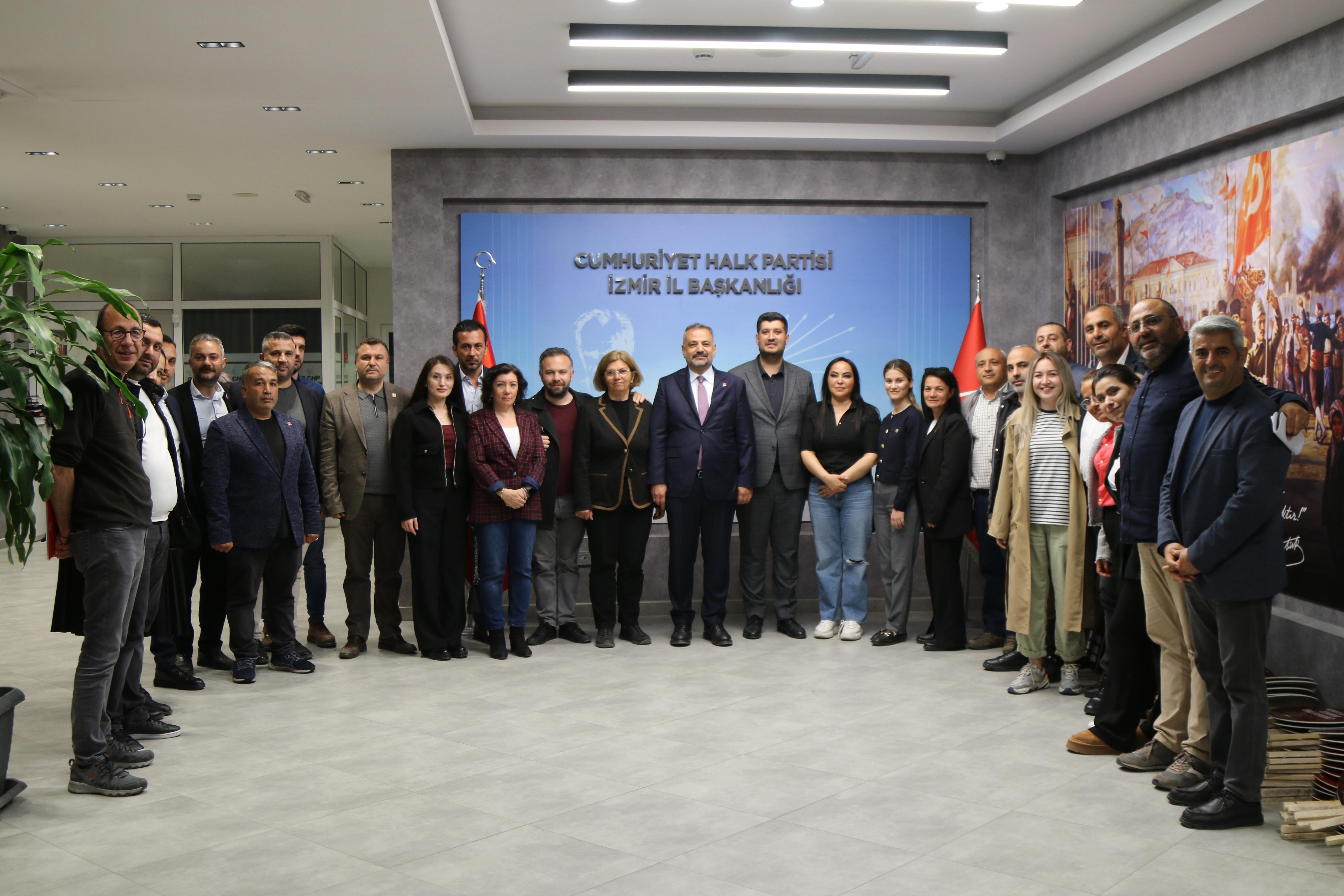 ASLANOĞLU CHP KARABAĞLAR VE BAYRAKLI YÖNETİMLERİNİ AĞIRLADI “BİRLİĞİNİZ PARTİMİZE GÜÇ KATACAK”