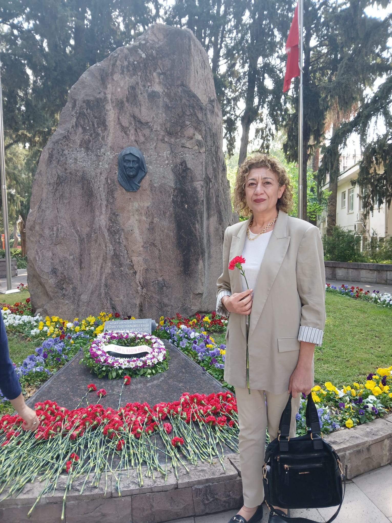 “Anneler Günü’nde Annemizi ziyaret ediyoruz.”