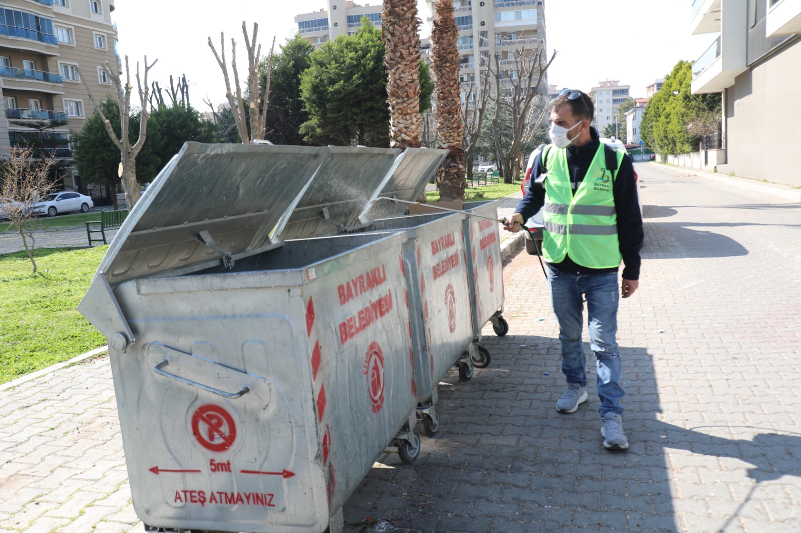 Bayraklı'da haşereyle mücadele sürüyor