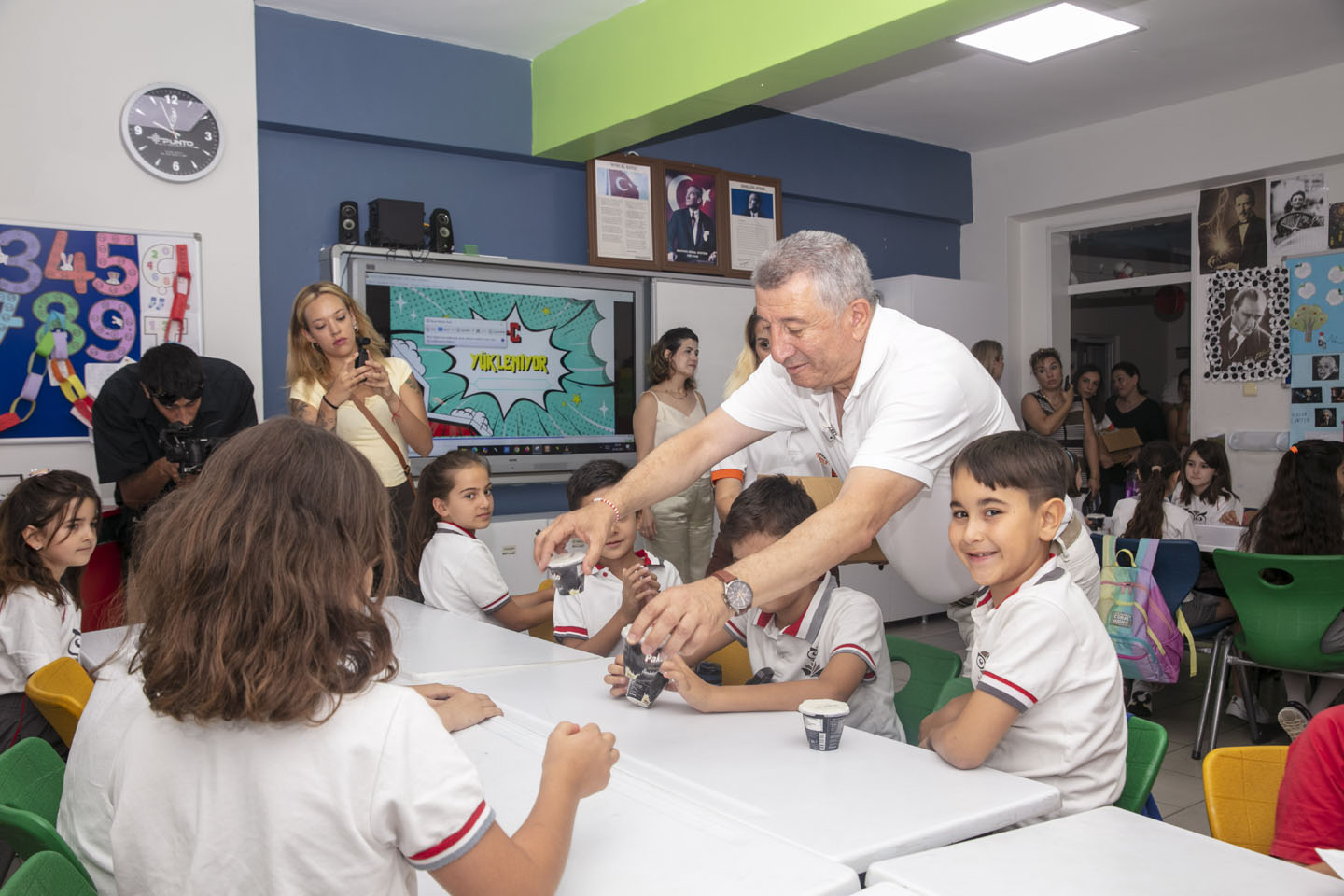 Güzelbahçe Belediyesi’nden Öğrencilere Tatlı Sürpriz: Öğrencilere Dondurma ve Hamburger