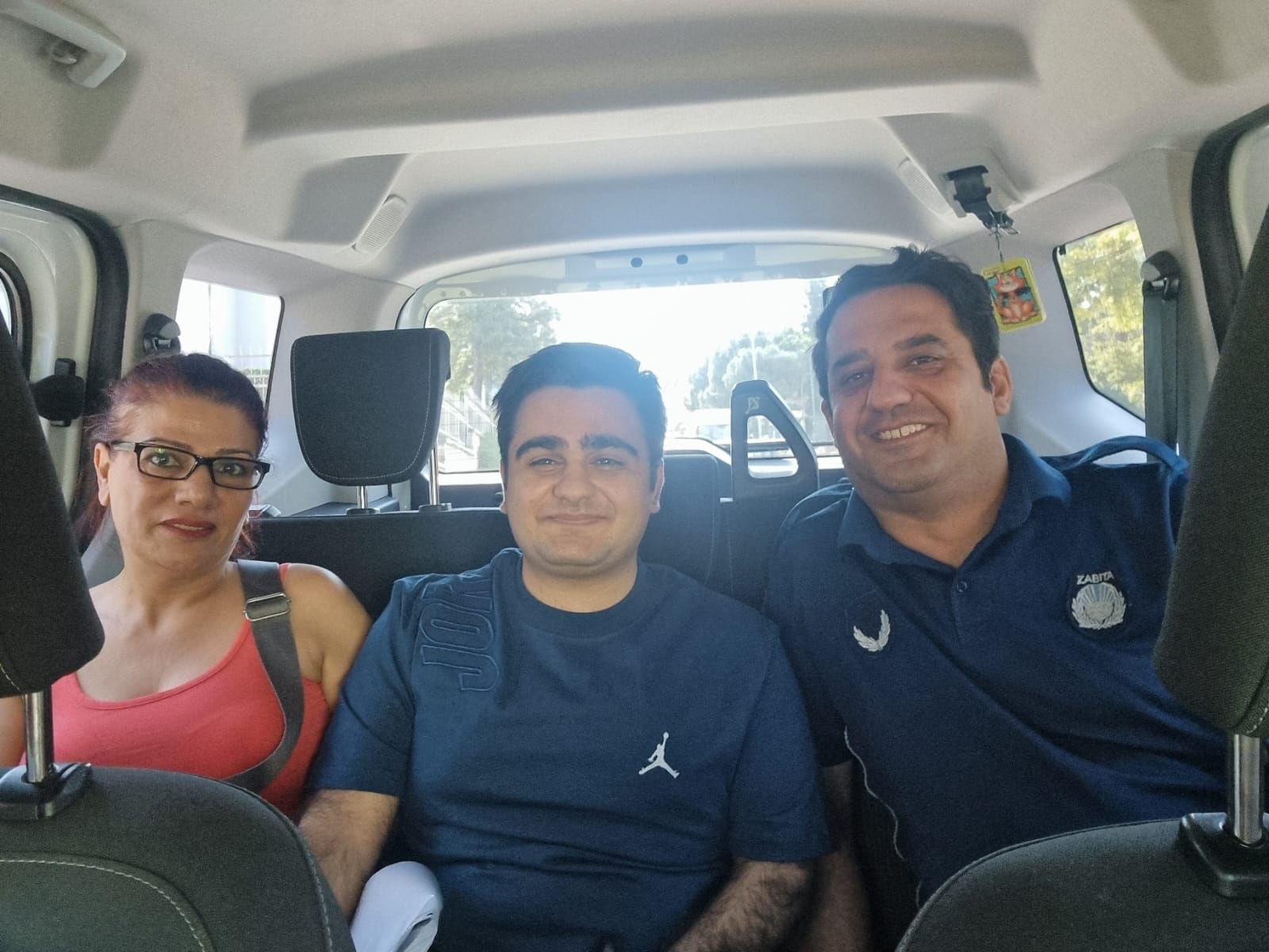 İzmir Büyükşehir Belediyesi zabıta ekipleri YKS'ye giren öğrenciler için yardıma koştu