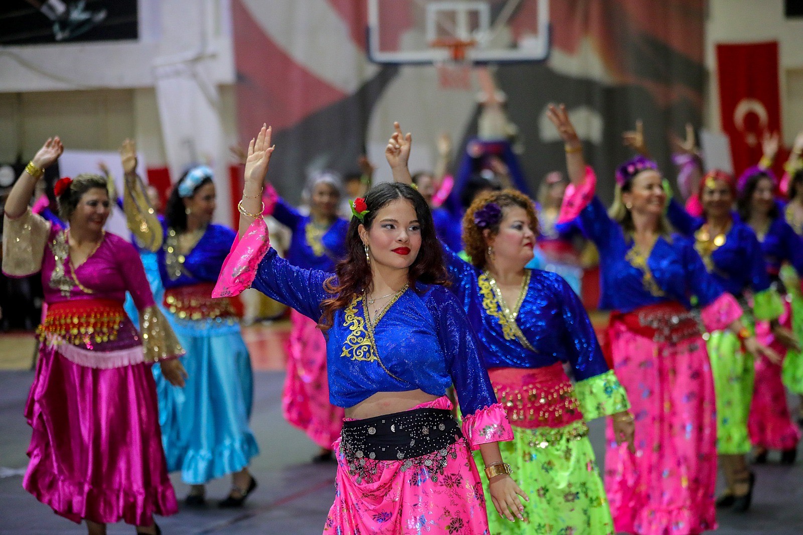 Bayraklı'da halk dansları gösterisi nefes kesti