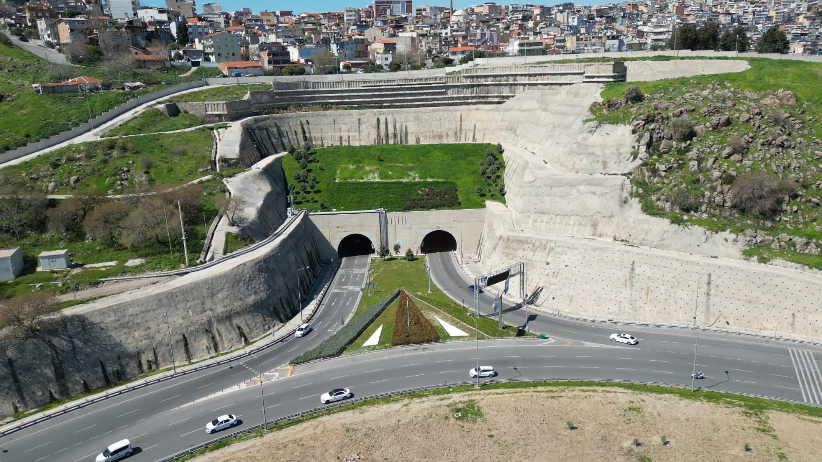 AK Parti İzmir İl Başkanı Saygılı’dan kente yapılan ulaşım yatırımları raporu!