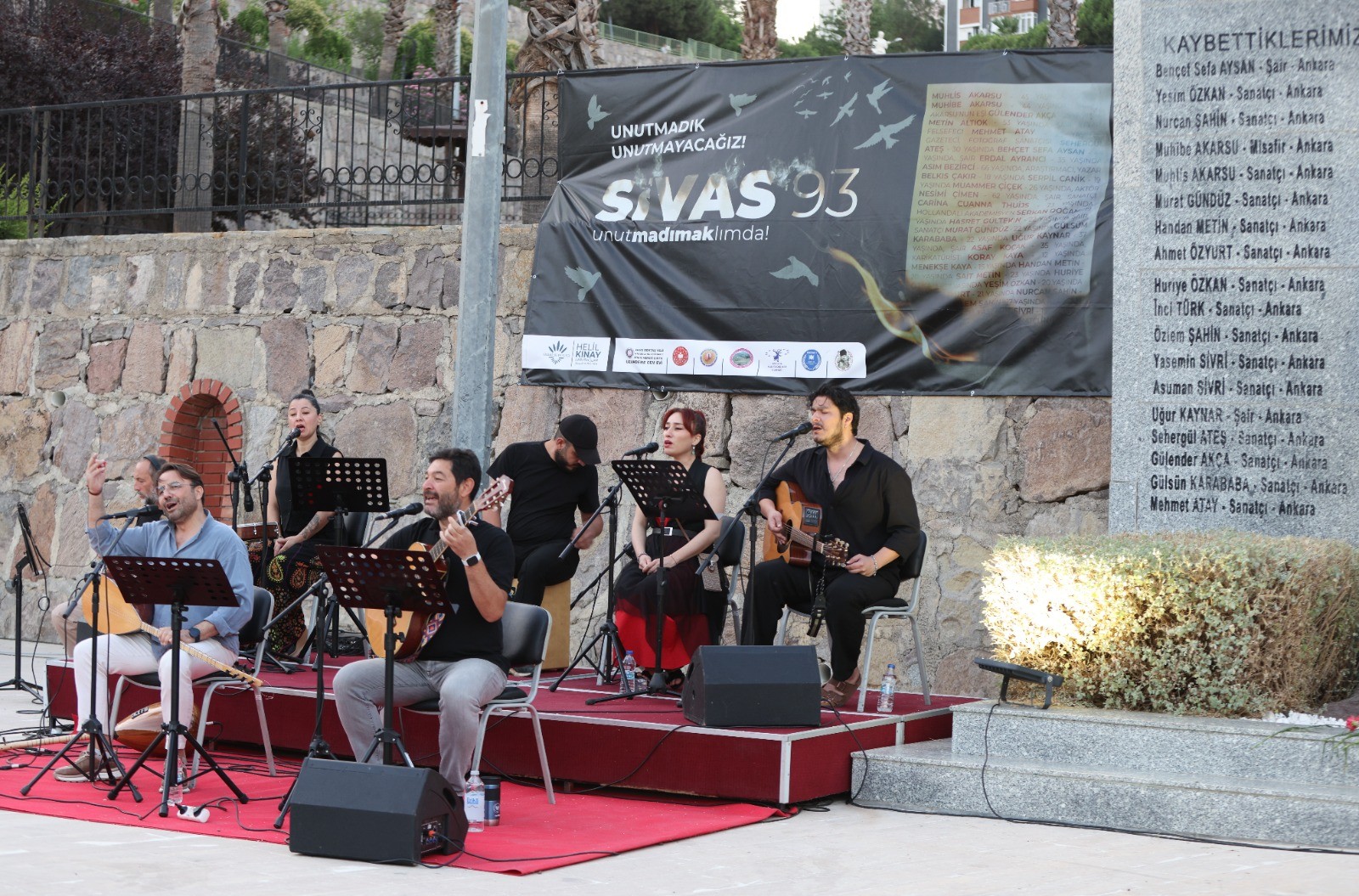 Madımak Katliamında Hayatını Kaybedenler Karabağlar’da Anıldı