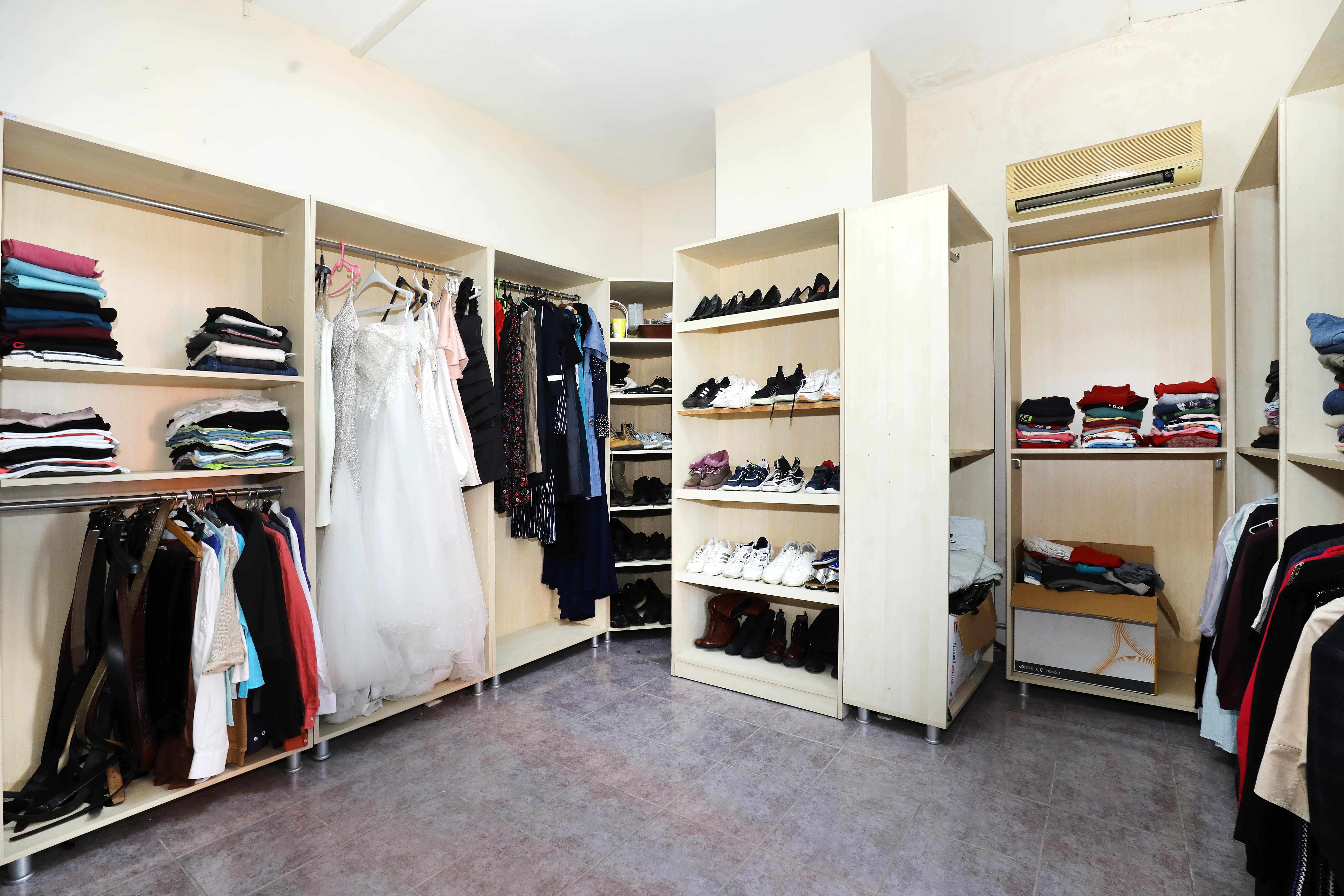 NARLIDERE BELEDİYESİ GİYSİ BANKASI İLE DAYANIŞMAYI BÜYÜTÜYOR