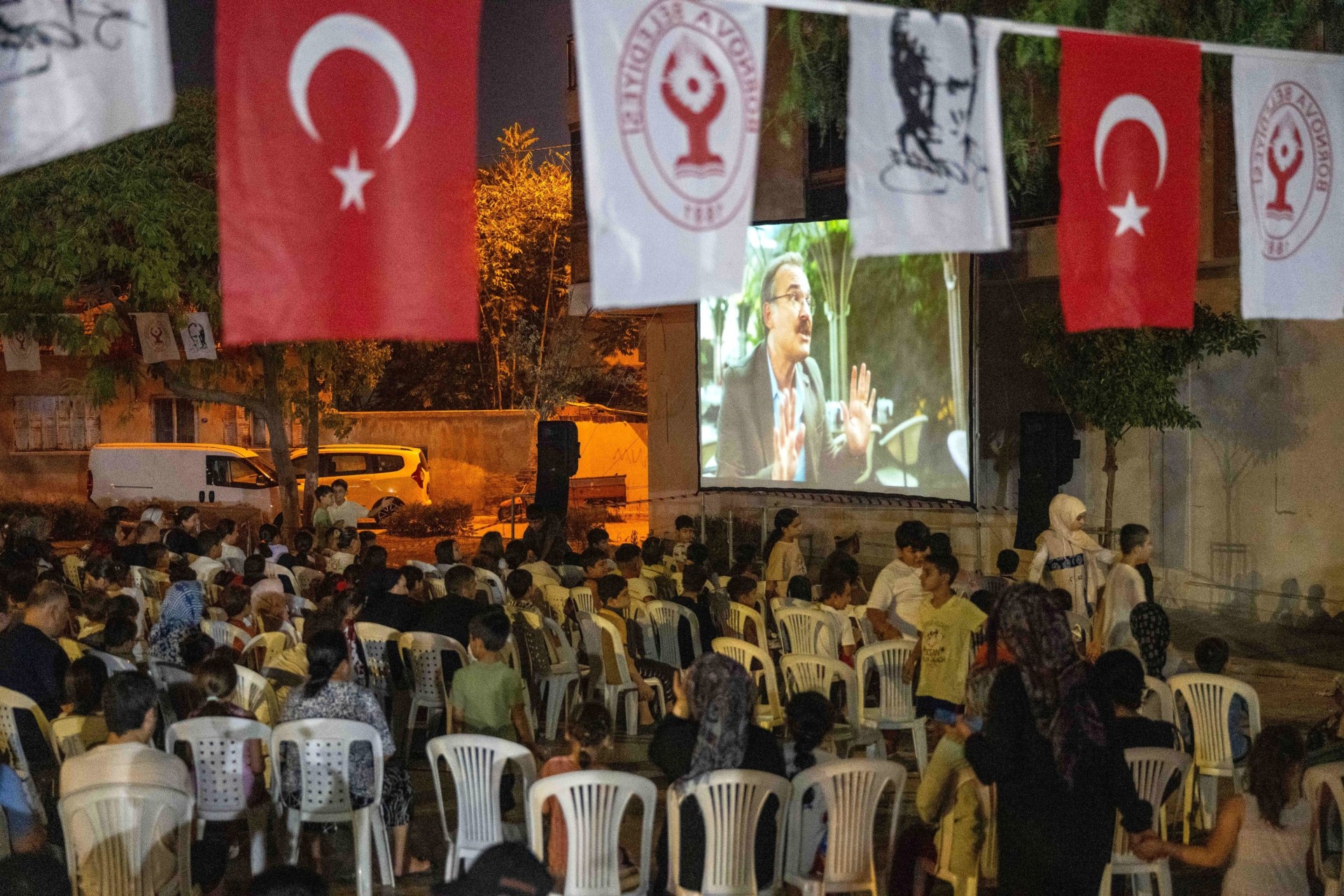 Binlerce Bornovalı açık hava sinemasında bir araya geldi
