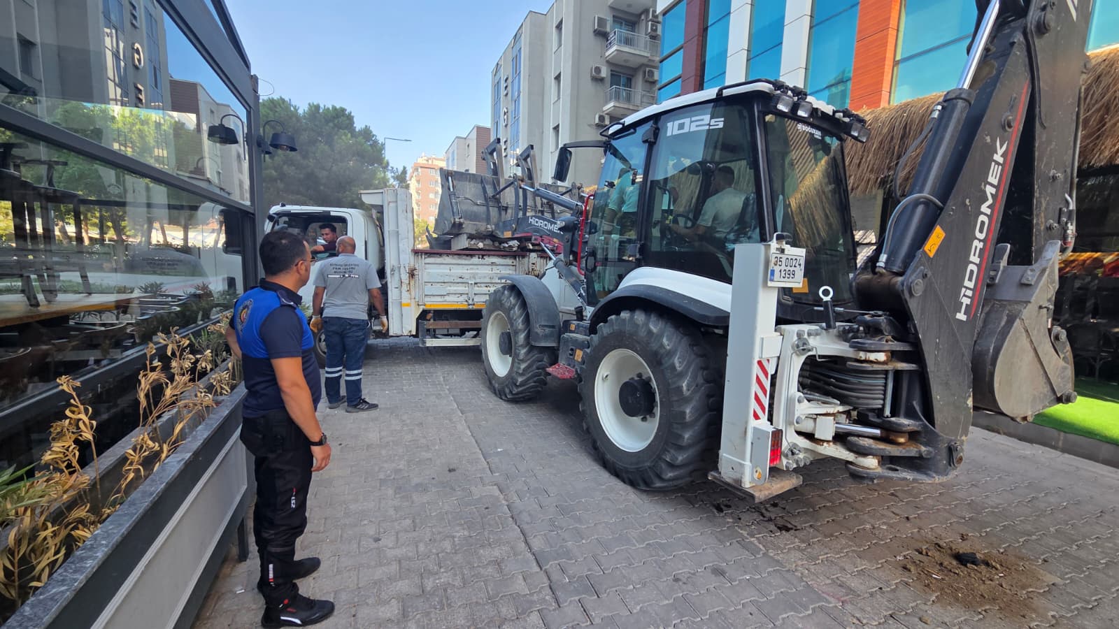 Bayraklı'da kaldırım işgallerine geçit yok