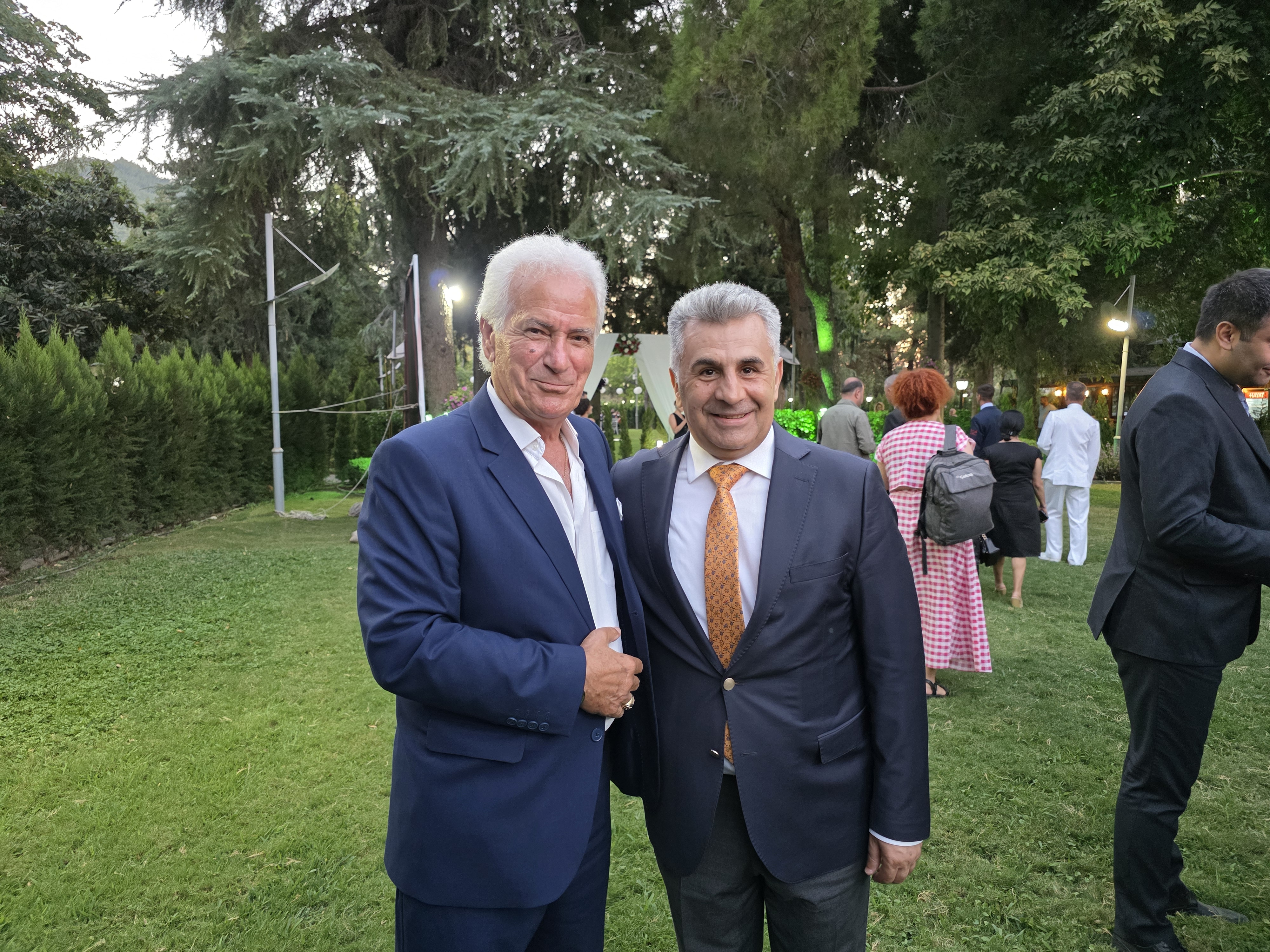 CUMHURİYETİMİZE SAHİBİZ, DÜŞMANA GEÇiT VERMEYiZ!