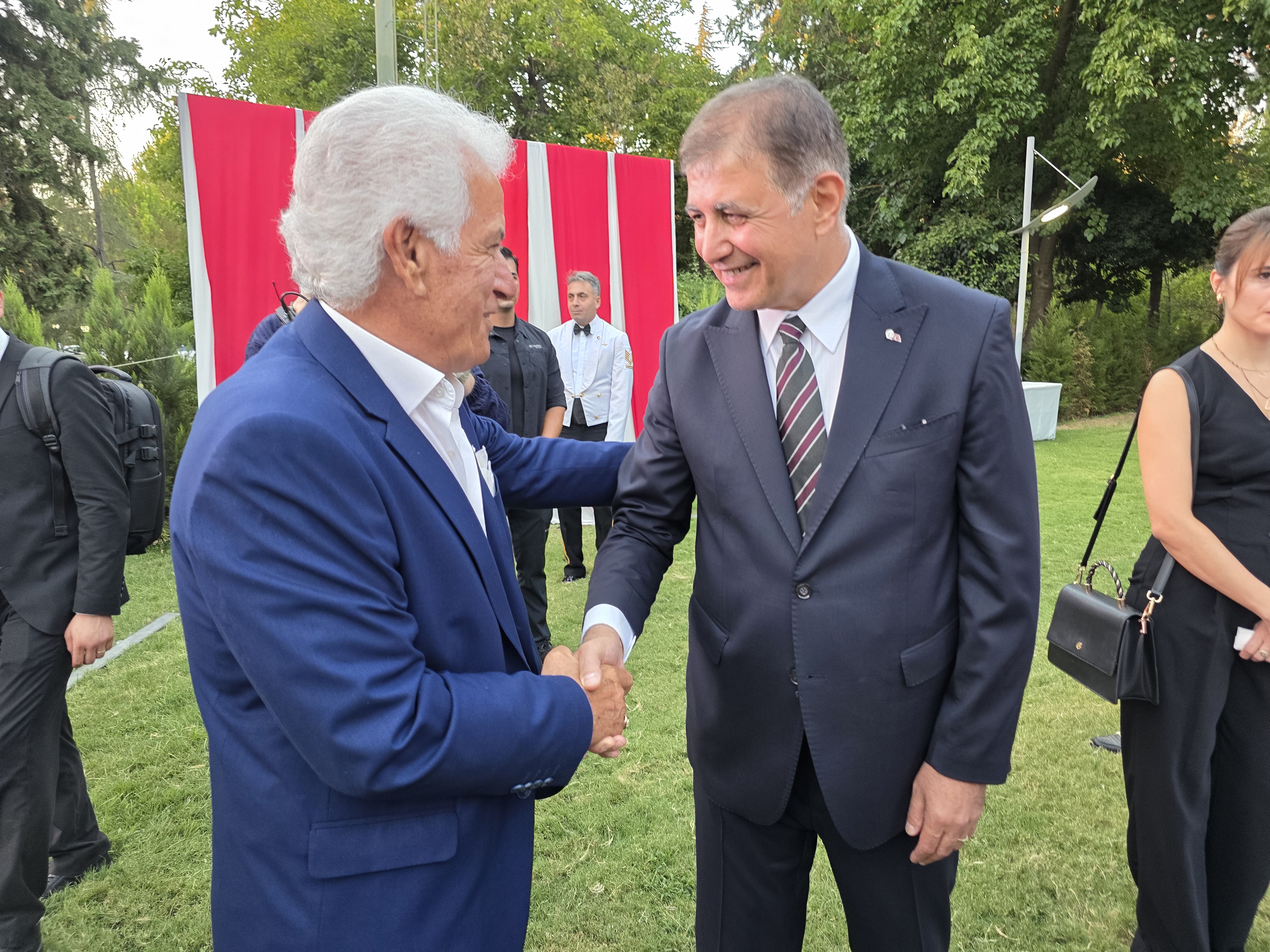 CUMHURİYETİMİZE SAHİBİZ, DÜŞMANA GEÇiT VERMEYiZ!